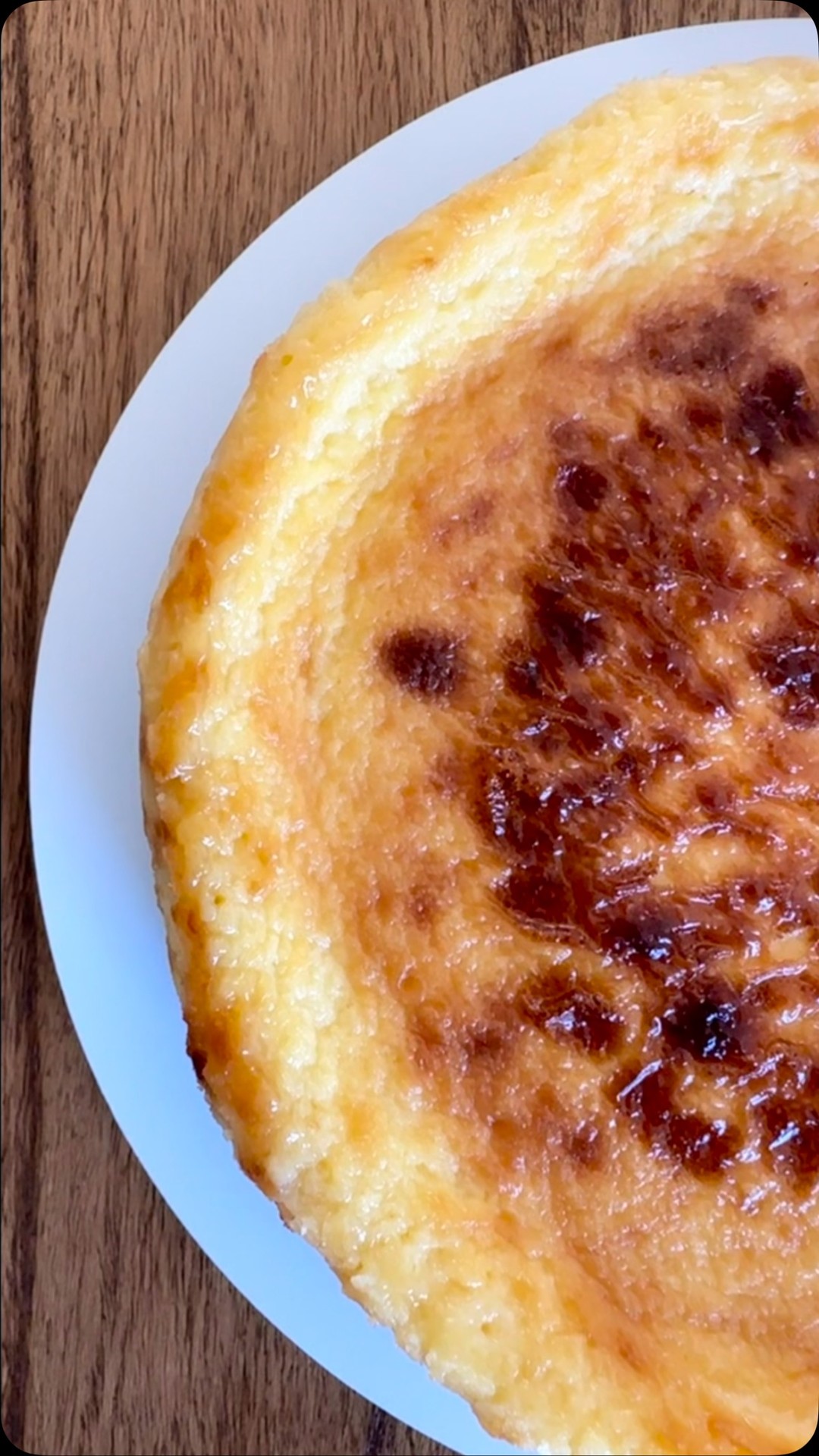 Tarta vasca de queso. Su corteza dorada esconde un corazón suave y cremoso, como los mejores secretos de la cocina.
Clásica, de Chocolate Real o de Pistachos! Cual sabor te enamora?
#cheesecakes #tartadequeso #tartavasca #cheesecakesofinstagram #cheesecakelover #nordelta #buenosaires