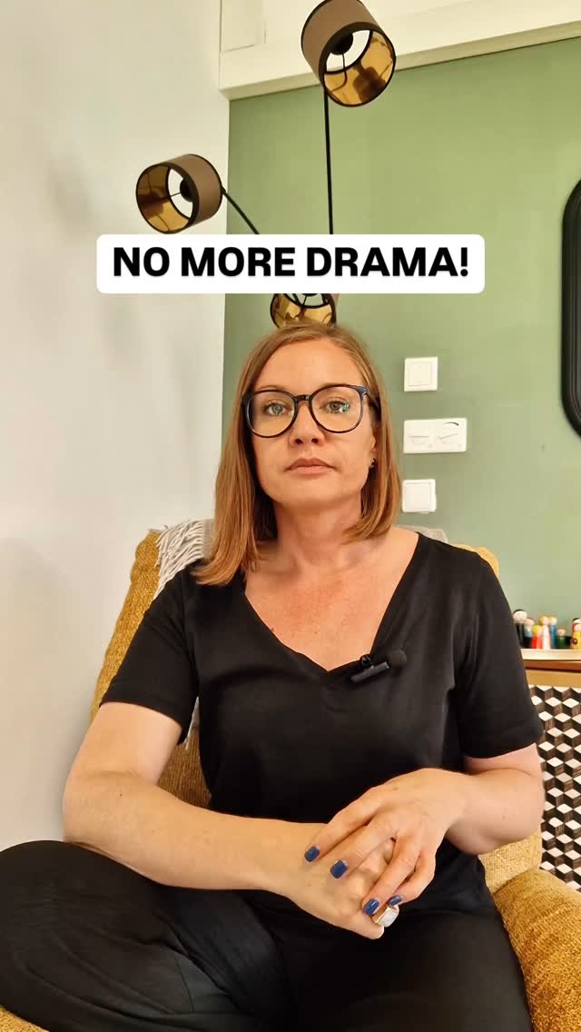 „🚫 Kein Mensch mag Drama Queens! Hier ist, was du stattdessen tun kannst:
1️⃣ Erkenne deine Lage: Es ist okay, zuzugeben, dass es dir schlecht geht. Aber statt in Selbstmitleid zu versinken, sag: „Mir geht es gerade richtig schlecht, aber…“
2️⃣ Übernimm Verantwortung: Statt weiterhin zu jammern, entscheide dich, deine Situation zu ändern. „Ich nehme meine Sachen jetzt in die Hand!“
3️⃣ Bitte um echte Unterstützung: Sag klar, was du brauchst. „Ich brauche deine Hilfe, um das durchzustehen – gemeinsam schaffen wir das.“
4️⃣ Hör auf, dich klein zu machen: Du bist mehr als deine Selbstzweifel. Stärke dich und lass die Opferrolle hinter dir.
💪 Speicher dieses Reel als Erinnerung daran, dass du die Kontrolle über dein Leben hast, und teile es mit jemandem, der die Kraft braucht, aus der Drama-Queen-Falle auszubrechen! #Selbstwert #Veränderung #KeinDrama #BeziehungsTipps #Paartherapie“