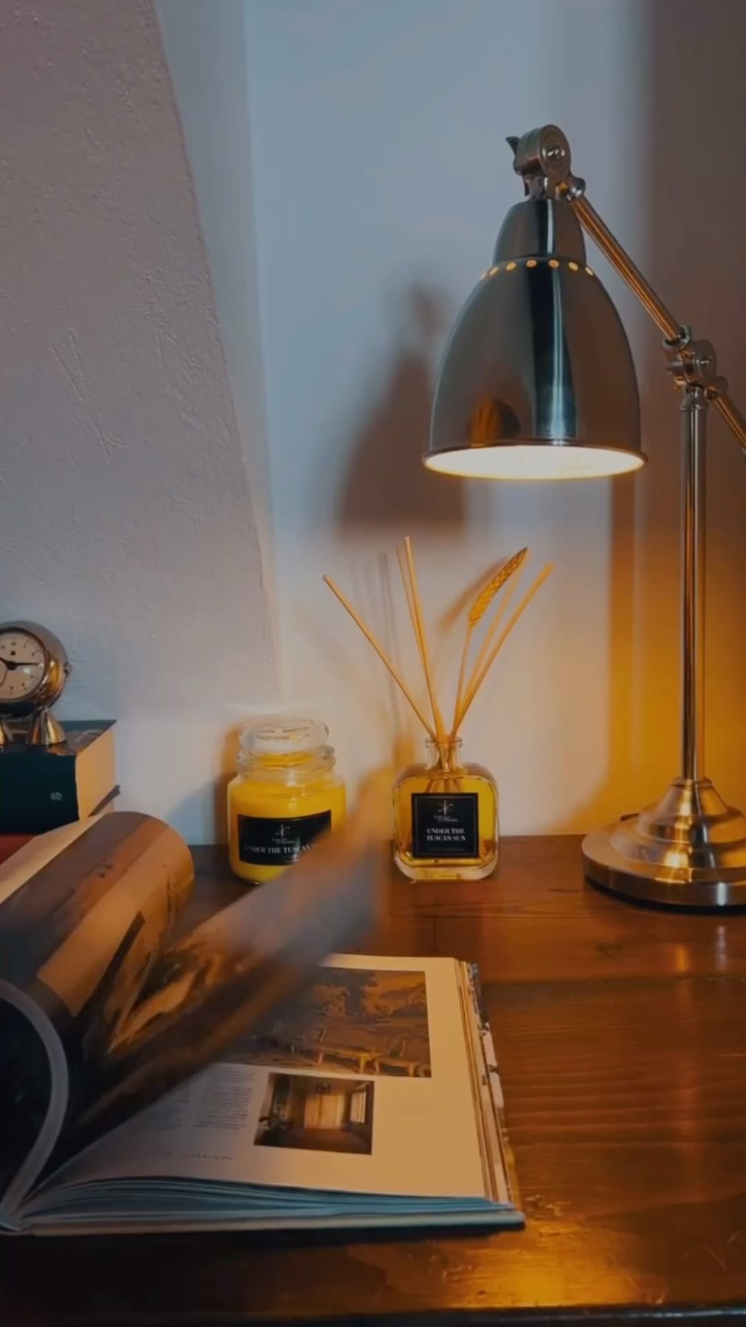 UNDER THE TUSCAN SUN : FLORAL, SWEET WITH FRUITY NOTES. Enveloping fragrance typical of the floral scents of Val di chiana.
Inhaling this delicate floral fragrance, you seem to be transported to the Valdichiana valley, blooming in flowers under the Tuscan sun!
And here there is a huge abundance of them: jasmine, rose, lavender, gardenia, mimosa,…