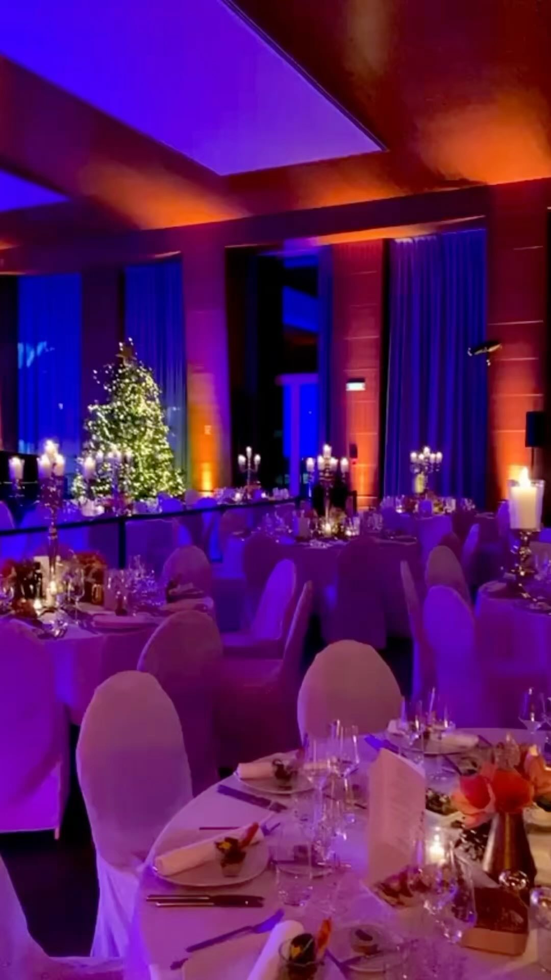 Die Sommersaison ist in vollem Gange und wir beschäftigen uns bereits ausgiebig mit den Veranstaltungen für Weihnachten 2024.
Ob auf Ihrem eigenen Gelände oder in einer externen (Partner-)Location – wir bieten Ihnen gerne ein individuelles Konzept an.
#diegabel_cateringevents #cateringfrankfurt #cateringrheinmain #premiumquality #weihnachtsfeier #christmas #firmenevents