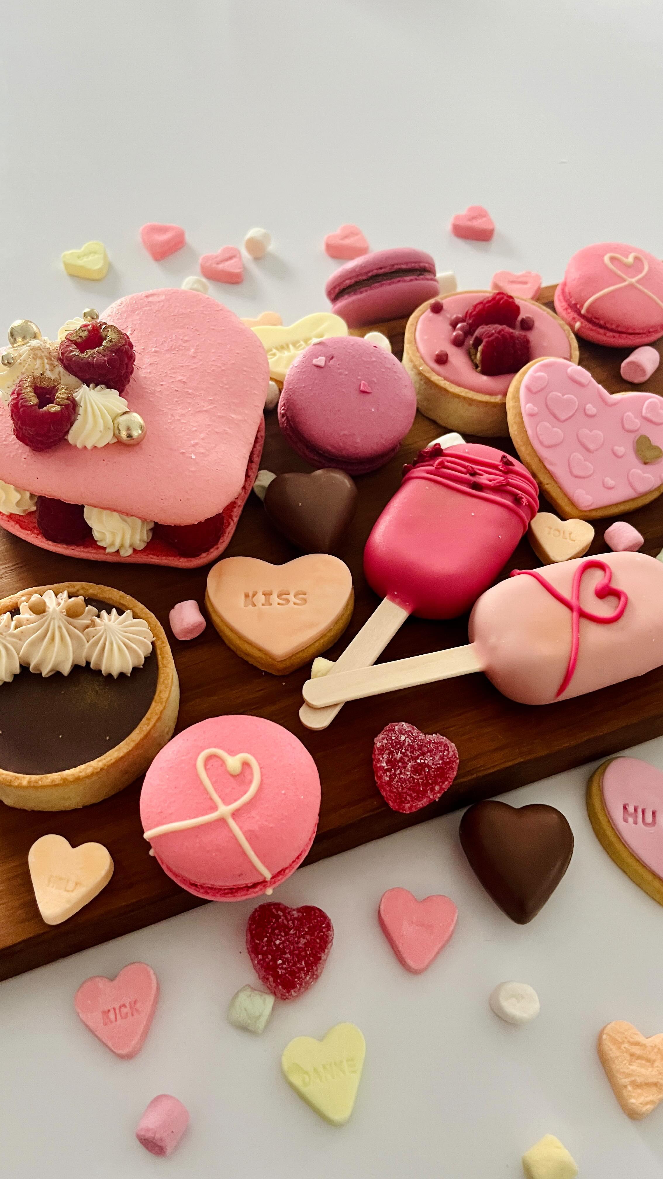 ✨Happy Valentinesday✨
Pak je mee een luxe valentijn sweetbox in met me?
#valentinesweets #valentinesweetbox #vakentijndessert #genieten #sweetbox #lovesweetbox #macarons #macaronlove #raspberrymacaron #macaroncake #macarontaart #frambozenmacarons #macaronqueen #macaronlady #tartelettes #lovecookies #valentinecookies #sweetsoostende #dessertbuffet #sweettable #oostende #ikkoopinoostende #ikkooplokaal #valentinereels #sweetboxreels