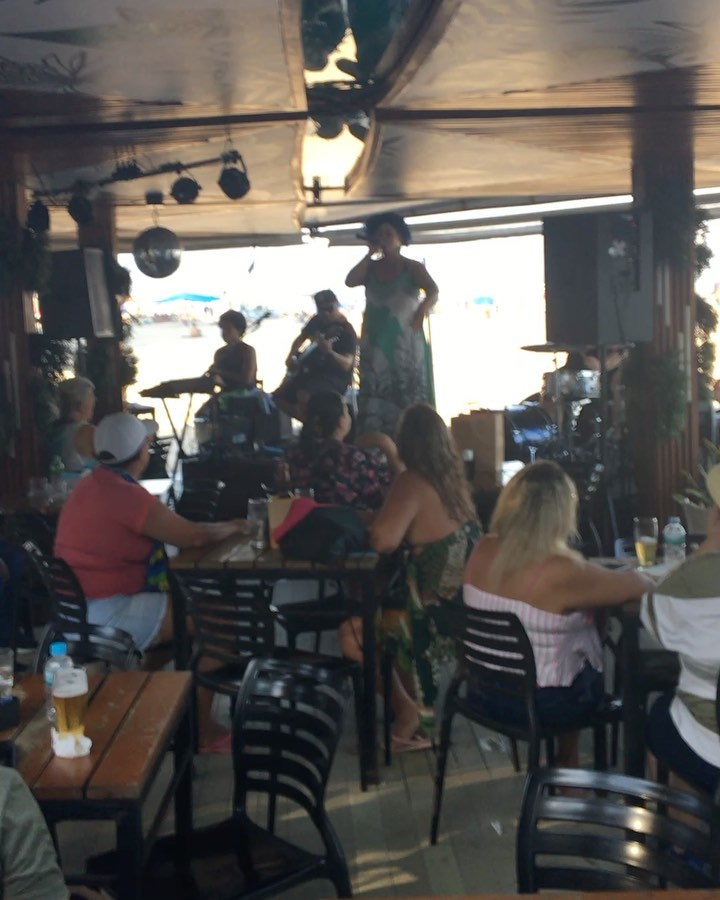 Le dimanche sur les plages de Rio de Janeiro la fête est toujours présente avec le rythme de la Bossa Nova www.lhommederio.fr #riodejaneiro #joiedevivre #amitié #favela #elenao
#lyon #progres #beauté #population #christ #redemption #jeanpaulbelmondo
#beaute #samba #carioca #beaute #carnaval #christ #redemption #corcovado
#enfant #favelas #elephant🐘 #dieux #deus #amour #love #belmondo
#gang @faveladopaulinho #livre #enfance #belmondo #lhommederio.fr