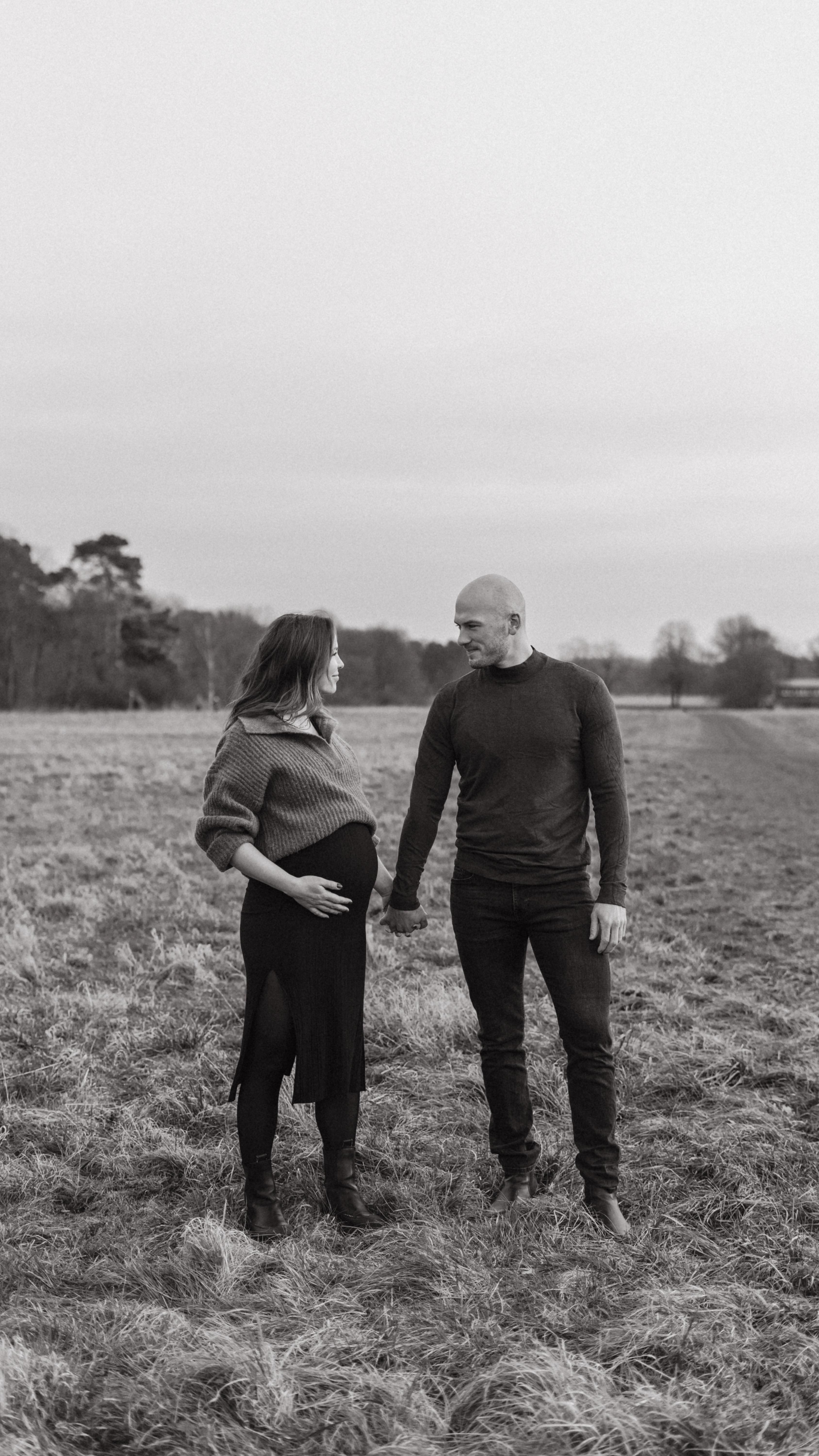 colour is everything - black & white is more ✨
Ich liebe den zeitlosen Look von schwarz/weiß Fotos und bin der festen Überzeugung, dass Gefühle und Stimmungen auf diesen Fotos nochmal anders und oft sogar besser transportiert werden kann, als über farbige Fotos 🤍
#maternity #pregnancyshoot #photography #bwphotography #capturingmoments