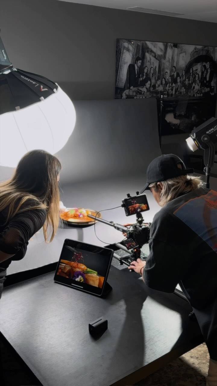 Wait for the result …
Backstage de notre dernier tournage vidéo pour @restaurantmartinus et @valkaygulf
Avec @agenceemra 🔥🔥
Tournage : Laowa probe 24 mm + Sony A7S III
#food #backstage #packshots #studio #creatorstudio #foodcontent #foodvideo #luxuryfood