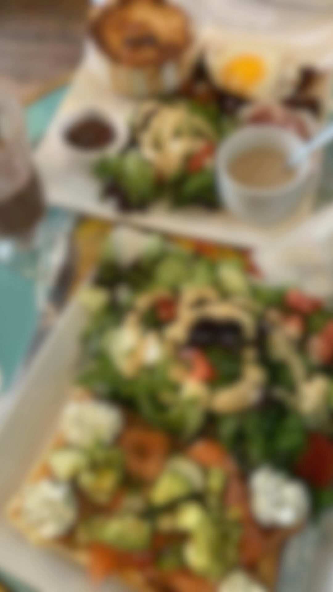 Quand la team brunch se retrouve enfin pour rĂ©server le spot du weekend đłđ„Â
Ne ratez pas nos moments de folie, et surtout, nâoubliez pas de rĂ©server votre place ! On se voit ce weekend ? đÂ
#BrunchBuddies #brunchtime #brunch #mtl #resto #restomtl #montrealfood #montrealbrunch #montrealfoodie