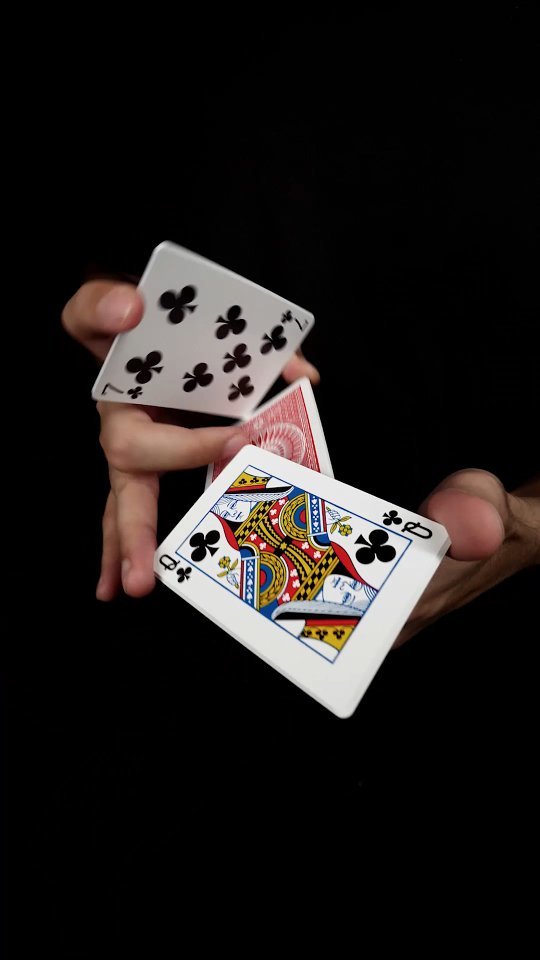 🔴 Waffle 🔴
⠀
Video made for @bicyclecards ♠️
Cardistry by @shivshuffles 🙌
Produced by @decknosis 🎥
⠀
#bicyclecards #tallyho #cardistry #decknosis