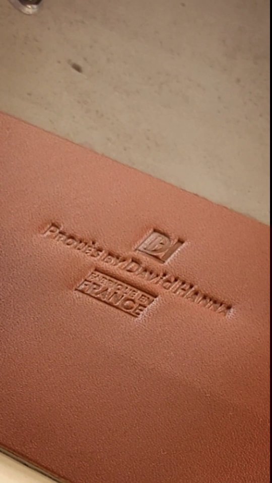 "Dans la maroquineries de Luxe, l'excellence ne peut être atteinte sans passion."
(David Hanna)
#prouesbydavidhanna #artisan #fabrication #atelier #craftmanship #workshop #excellence #luxe #meilleurouvrierdefrance #leather #leatherbag #french #frenchluxurybrand #fashion