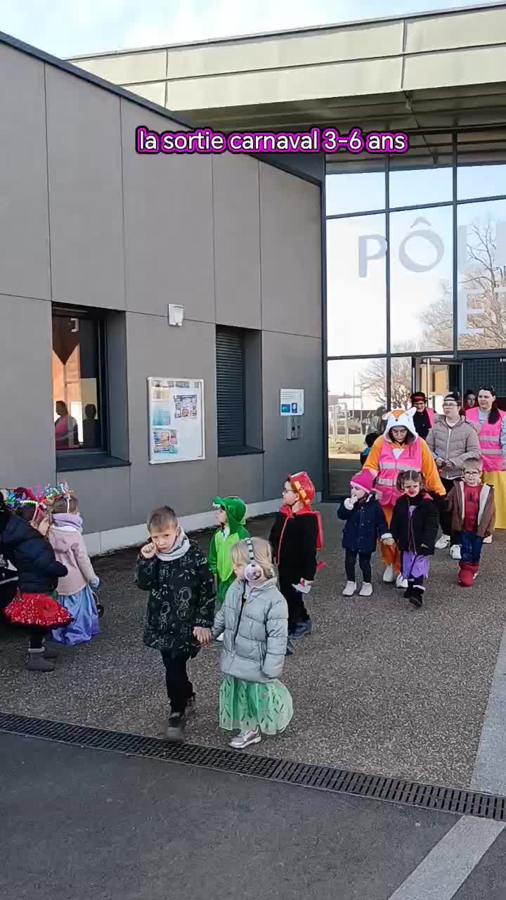 Spiderman princesses pirates envahissent les rues et la maison de retraite!!!