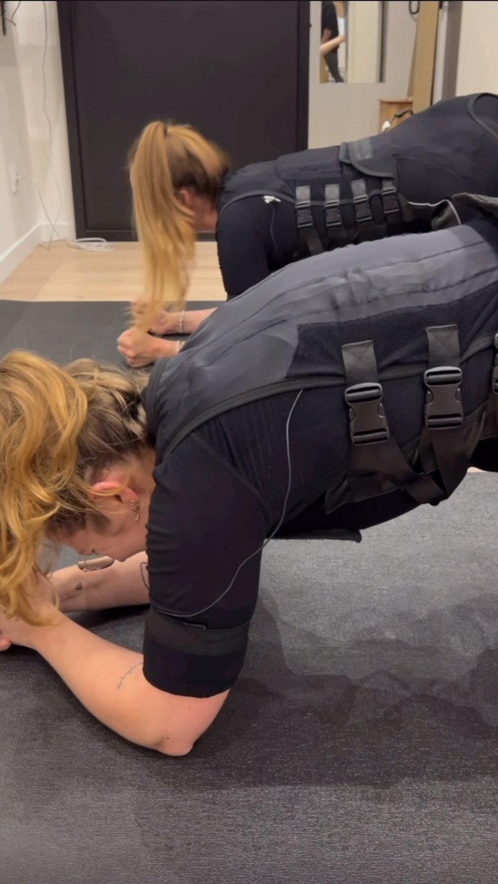 🎥 **Bodylec en Famille : Les Sœurs Inséparables**
Aujourd’hui, nous vous présentons deux sœurs incroyables qui partagent bien plus qu’un lien de sang – elles partagent également une passion pour le fitness chez Bodylec! 💪👭
Dans cette vidéo, découvrez comment elles se soutiennent et s’encouragent mutuellement pendant leurs séances d’EMS. Leurs sourires et leur détermination sont contagieux! 😃✨
Regardez comment notre coach dévouée les guide, corrige leurs postures et les motive à chaque étape. Chez Bodylec, nous croyons au pouvoir du soutien et de la communauté pour atteindre ses objectifs. 🚀🔥
Que vous soyez seul(e) ou accompagné(e), Bodylec est là pour vous aider à vous dépasser et à atteindre vos objectifs de fitness. Venez vivre l’expérience Bodylec en famille ou entre amis! 💙
#Bodylec #FitnessEnFamille #EMS #Motivation #EnsembleOnEstPlusFort #SœursFitness #CoachingPersonnalisé #TeamBodylec #ObjectifsFitness