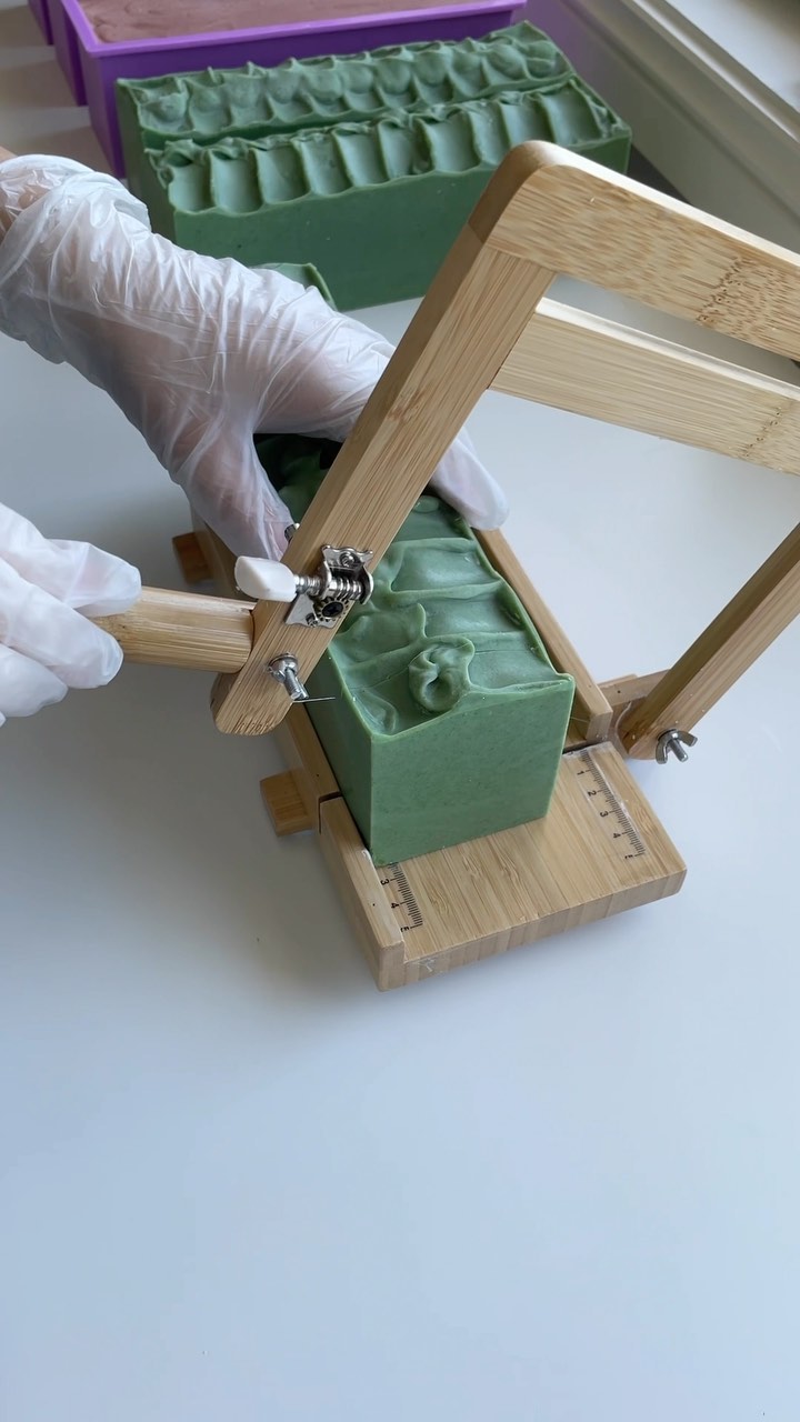 If you’re into fresh, herbal scents you will love Lime & Patchouli 🤍 Naturally coloured with spirulina and green tea powder for clear and youthful skin. Have you tried it yet?
.
.
.
.
.
#handmadesoaps #artisansoaps #soapmakingaustralia #essentialoils #vegansoap #naturalsoapmaking #naturalsoap #naturalsoaps #barsoap #natural #naturalskincare #smallbusinessaustralia #veganskincareaustralia #botanicalskincare #madebyhand #cleanbeauty #zerowaste #noplastic #sustainable #ecofriendlypackaging #ecofriendly #australianmade #bodyoil #naturalbodyoil #soapdish #onyx #giftideasau #giftideas #australianmade