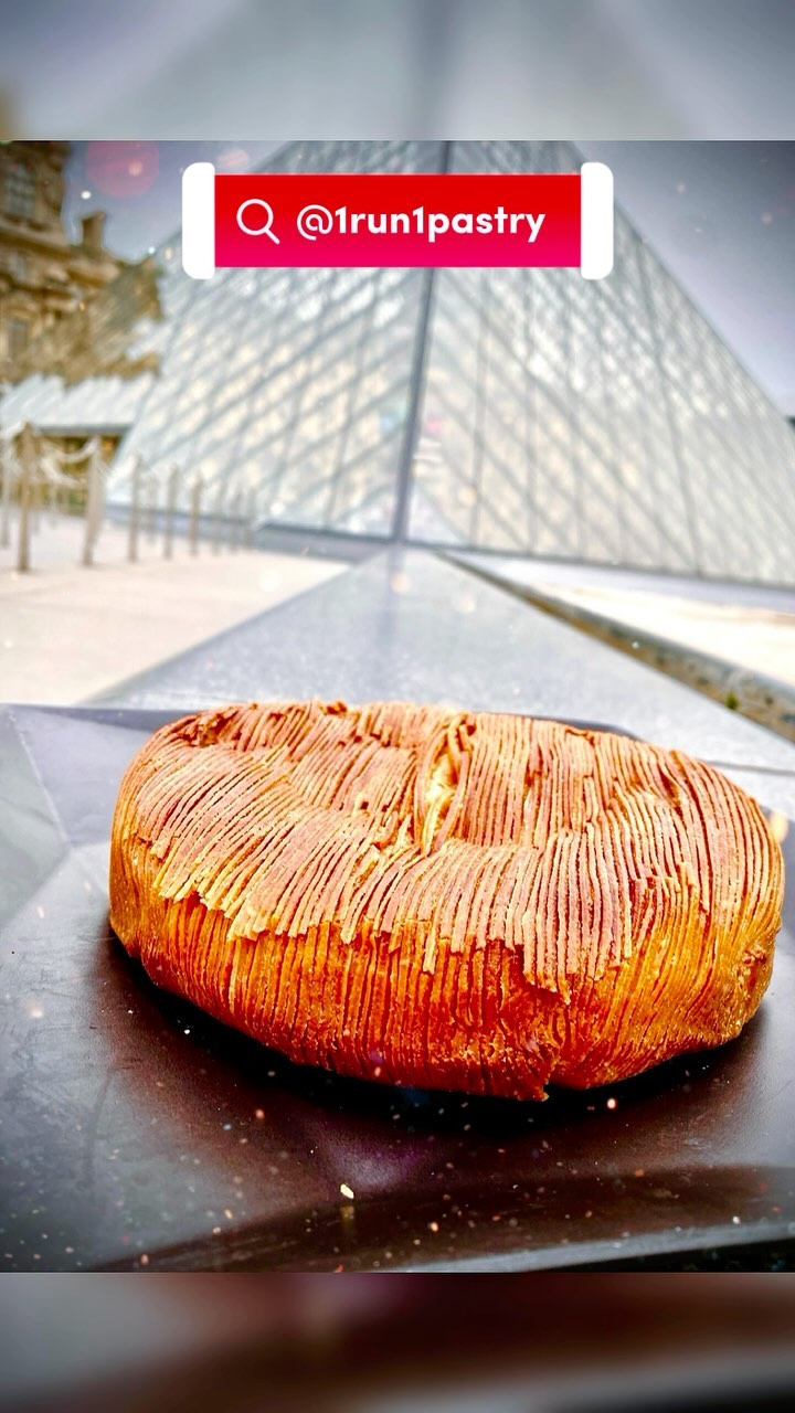 Put on your sneakers for an exciting exploration of Paris with @1run1pastry! Travel the emblematic streets, discover hidden treasures and, upon arrival, cap off this urban adventure with a tasting of exquisite king cakes. An escapade that combines discovery, sport and indulgence for an unforgettable experience with every stride! 👑🏃♂️
#1run1pastry
#pastrylife
#viennoiserie
#galettedesrois
#galette
#almond
#galetterois
#epiphanie
#amande
#franhipane
#feuilleté
#patefeuilletee
#instapastry
#pastrylove
#frangipane
#galettes
#amande
#foudepatisserie
#pastrylove
#patisseriefrancaise
#pastryaddict
#runaddict
#runlife
#louvre
#frenchrunner
#runningfrance
#parissecret
#runnerslife
#runitfast
#paristour