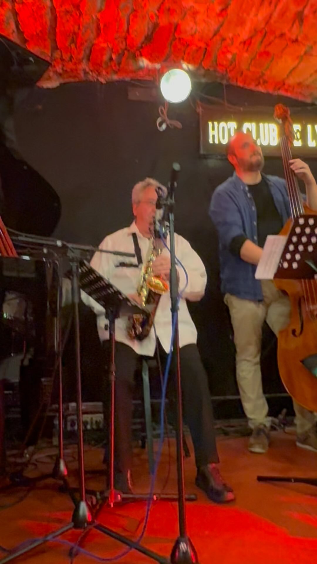Merci Idriss Boudrioua d’avoir fait ce concert monstrueux au Hot Club Jazz à Lyon avec Zazadesiderio, tu nous a amené dans ton monde de musique et bienveillance bravo 👏 #zazadesiderio www.lhommederio.fr #riodejaneiro #joiedevivre #amitié #favela #elenao
#lyon #progres #beauté #population #christ #redemption #jeanpaulbelmondo
#beaute #samba #carioca #beaute #carnaval #christ #redemption #corcovado
#enfant #favelas #elephant🐘 #dieux #deus #amour #love #belmondo
#gang @faveladopaulinho #livre #enfance #belmondo