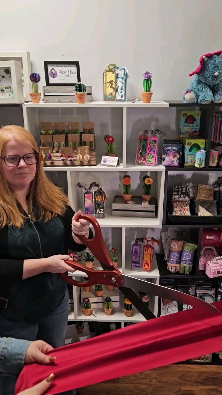 Cutting a ribbon in front of my display at @retailtherapyaz newest location! The Phoenix Convention Center!
#artist #crafter #papermade #smallbusiness