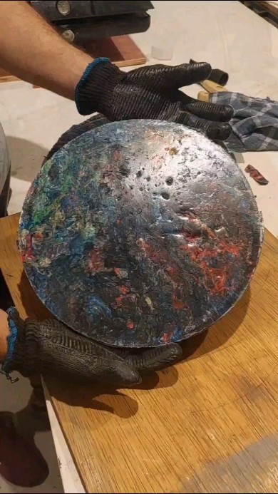 Começando essa semana mais curta com um registro bem animado de um dos processos de reciclagem plástica que fazemos no ateliê maravilixo! Liga o som!! 🎶
Para a produção dessa placa, utilizamos os resíduos dos nossos resíduos!
Ué, mas como assim?
Nossa matéria-prima já é um resíduo, pois utilizamos o plástico de embalagens pós-consumo descartadas, dos tipos 5 (PP), 2 (PEAD) e 4 (PEBD) e há sempre uma sobra de aparas ou pequenos pedaços não utilizados em nossos processos produtivos, então armazenamos esses novos resíduos para a reutilização deles também!
Nessa produção do vídeo, a maior quantidade era do tipo 5, o polipropileno, mais conhecido como PP.
Inclusive, em breve traremos um post com mais informações sobre os tipos de plástico e a simbologia nas embalagens para que você possa reconhecer sempre que encontrá-las por aí e escolher com mais consciência quando precisar comprar um produto embalado!
O resultado ficou uma belezinha, não acharam? 😍♻️🩶
#maravilixo #preciousplastic #reciclagem #pp #polipropileno #sustentabilidade