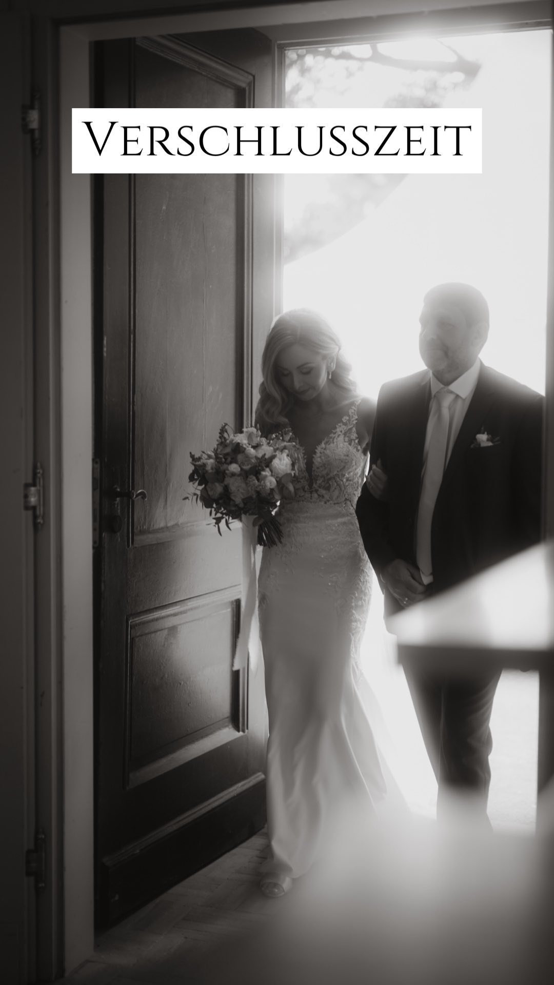 Verschlusszeit✨
Mit der Verschlusszeit kannst du die Geschwindigkeit beeinflussen, mit der sich der Verschluss deiner Kamera schließt.
Mit einer kurzen Verschlusszeit kannst du schnell bewegende Objekte scharf auf’s Bild bekommen, wie z.B spielende Kinder, ein rennender Hund oder ein Rennwagen.
Während bei bewegenden Kindern beispielsweise 1/250 reichen, könnte für ein schnell fahrendes Auto 1/1000 benötigt werden.
Mit einer langen Verschlusszeit kannst du einen Bewegungseindruck erschaffen, der ein Foto mit Dynamik und Leben erfüllen kann. So kannst du fließendes Wasser weicher oder eine Bewegung verschwommen wirken lassen (1/60 oder größer, bis hin zu 1 oder mehrere Sekunden).
Diese Angaben lassen sich aber nicht zu 100% genau bestimmen, denn es hängt viel davon ab, welches Ergebnis du erzielen möchtest!
Deshalb gilt: Learning by doing! 😉🙌🏽
#verschlusszeit #wissenswertes #learning #photography #fotografie #nikon #nikonphotography #kameraeinstellungen #kamera