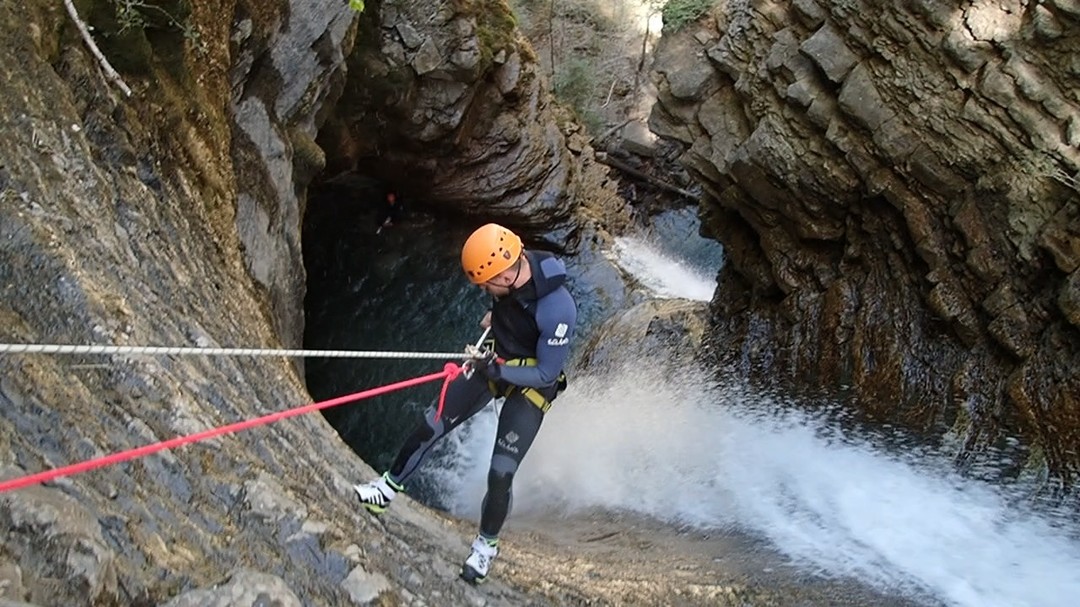 ¡Agua fresquista pero el 💚caliente! Primavera en el sobrarbe.
#ainsa #ordesa #pirineos #barranquismo #canyoning #canyoneers