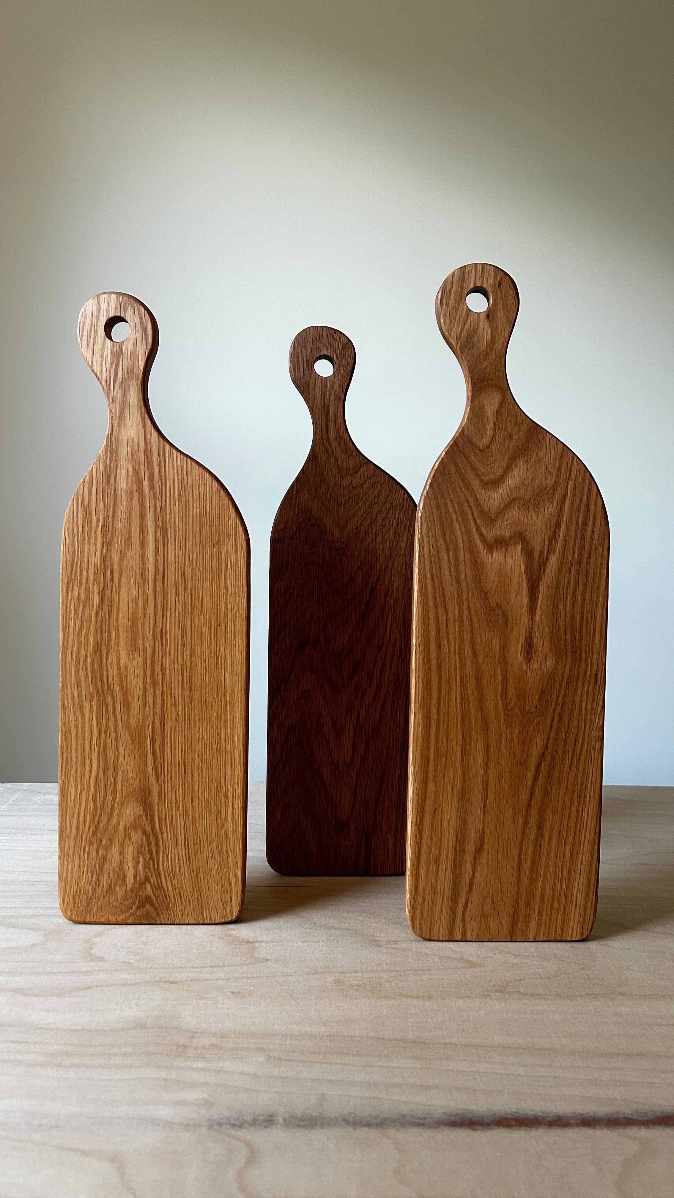 New stock of Paddle Servers now online! 🤎 Handmade in West Wales by Steve the Joiner, our boards are then finished using mineral oil and Oren Wood Balm.
#workshop #carpentry #carpenterslife #woodwork #woodcrafts #oiling #intheworkshop #woodbalm #charcuterieboard #cheeseboard #ashwood #craftsofinstagram #shopsustainable #sustainableliving #sustainabledesign #workinprogress #workshoptime # #madetocreate #handmadeinuk