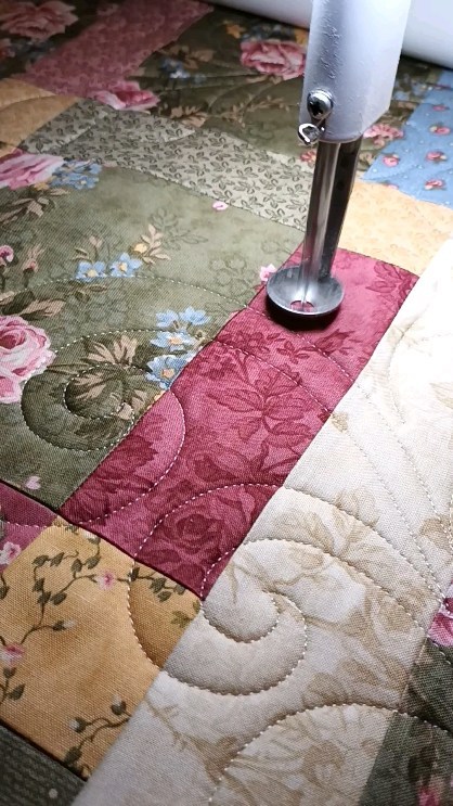 Another night of quilting after hubby goes to bed. This time I'm using one of my all-time favorite pantagraphs, Deja Vu, on a quilt that belongs to a client, which she will be donating to charity ❤️
#longarmquilter #longarmquiltingservices #quilterforlife #quiltingismytherapy #quiltingismypassion #quilterinvictoriabc #canadianquilter #quiltingafterdark