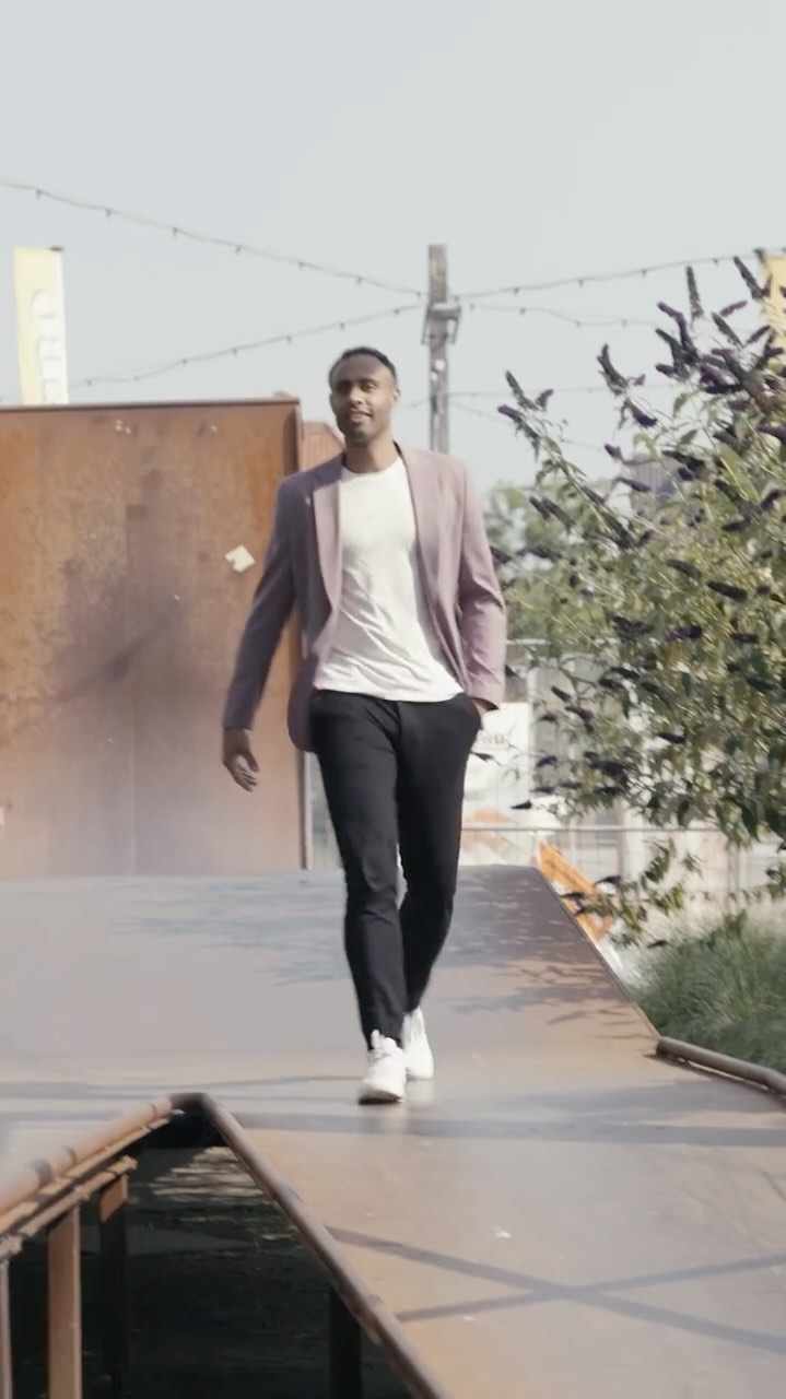 Het is vandaag "DO MONDAY"!
De week is weer begonnen en voor de mensen die het nog niet weten...
Het is vandaag "DO MONDAY"!
Iets wat ik zelf heb verzonnen. Het is namelijk elke dag DO MONDAY, tenzij je anders beslist.
Een DO MONDAY is iets wat je elke dag zelf kunt creëren. Je hoeft niet te wachten op een speciale dag.
Heb jij helder wat de acties zijn die je vandaag moet ondernemen om aan het eind van de dag dichter bij je doel te komen?
Zoals NIKE al zegt: "JUST DO IT!"
En onthoud... de volgende keer dat het BLUE MONDAY is, maak er gewoon een DO MONDAY van. Die dag werkt een stuk beter voor je.
Schouders eronder!
Lawrence Paintsil
Performance in Business
#businessboost024 🚀 #leadershiftacademy #leiderschap #zelfleiderschap #moveforward #lawrencepaintsil