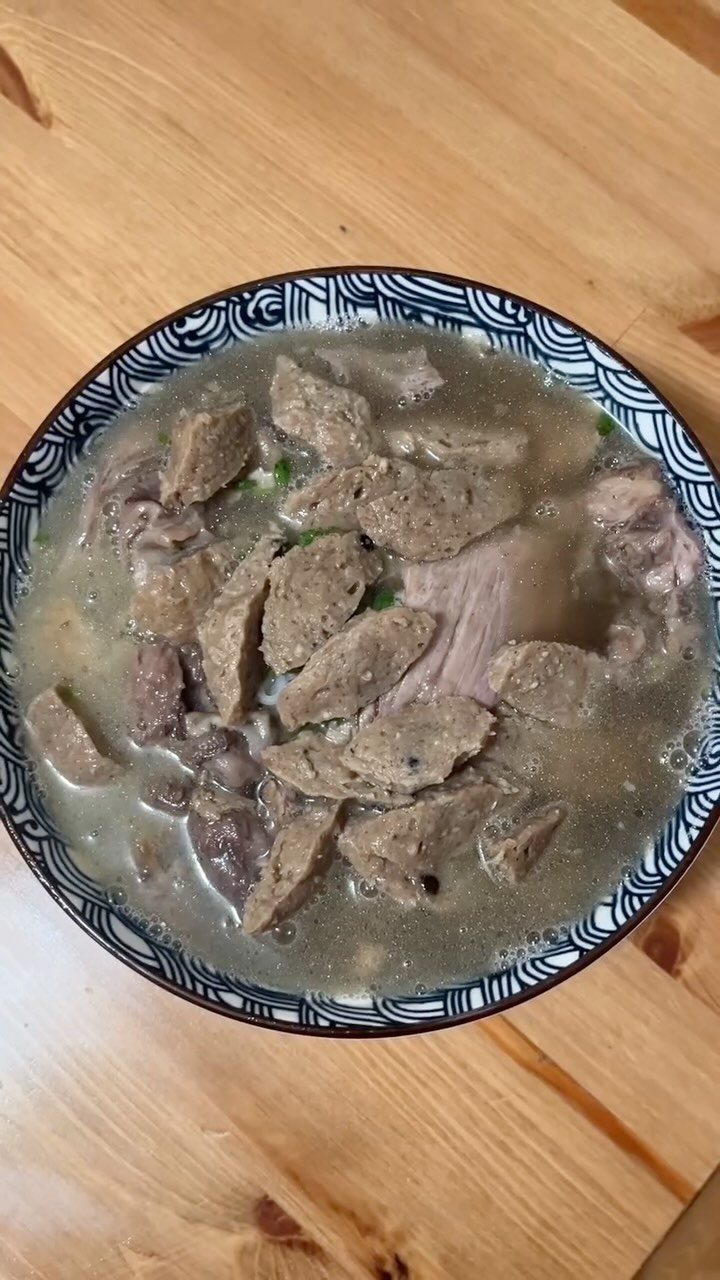 Pretending like it actually feels like soup weather🧣. Good thing Pho is amazing no matter how hot Texas weather is outside 😆