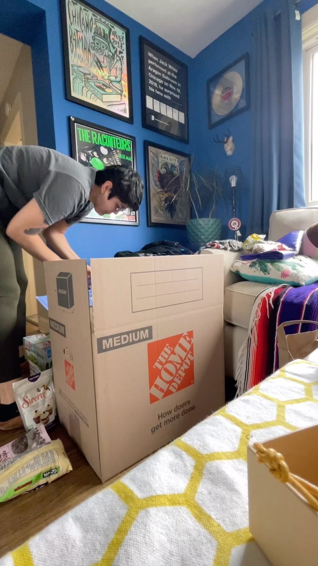 We filled both donations boxes and then some! 📦🥫
A huge thank you to everyone who took the time to donate items. Your generosity helped ensure that our neighbors have something to eat. And a big thank you to @pilsen_food_pantry for not only serving our community, but for letting us play a small part in that.
#FoodDrive #GraphicDesigner #GraphicDesign #Branding #SmallBusiness #Chicago #SuarezDesignGroup #SDG