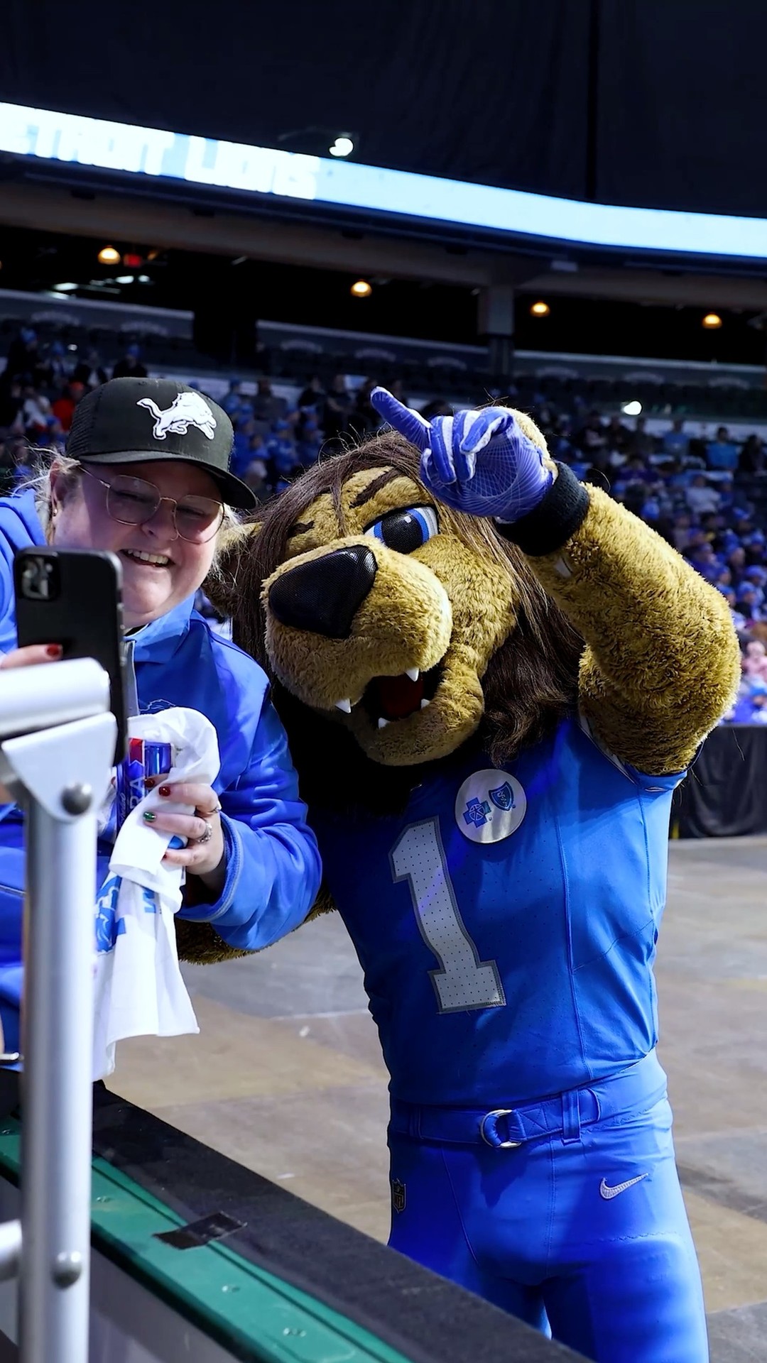 So nice, we did it twice! 🏈
XMC hit the road again with the Detroit Lions—this time in London, ON, for a viewing party like no other. Roary, the Honolulu Boom Drumline, and the Detroit Lions' Cheerleaders joined us at Canada Life Place to bring the energy for the Week 16 clash against the Bears.
#ExperienceIsEverything #OnePride #DetroitLions #NFLCanada