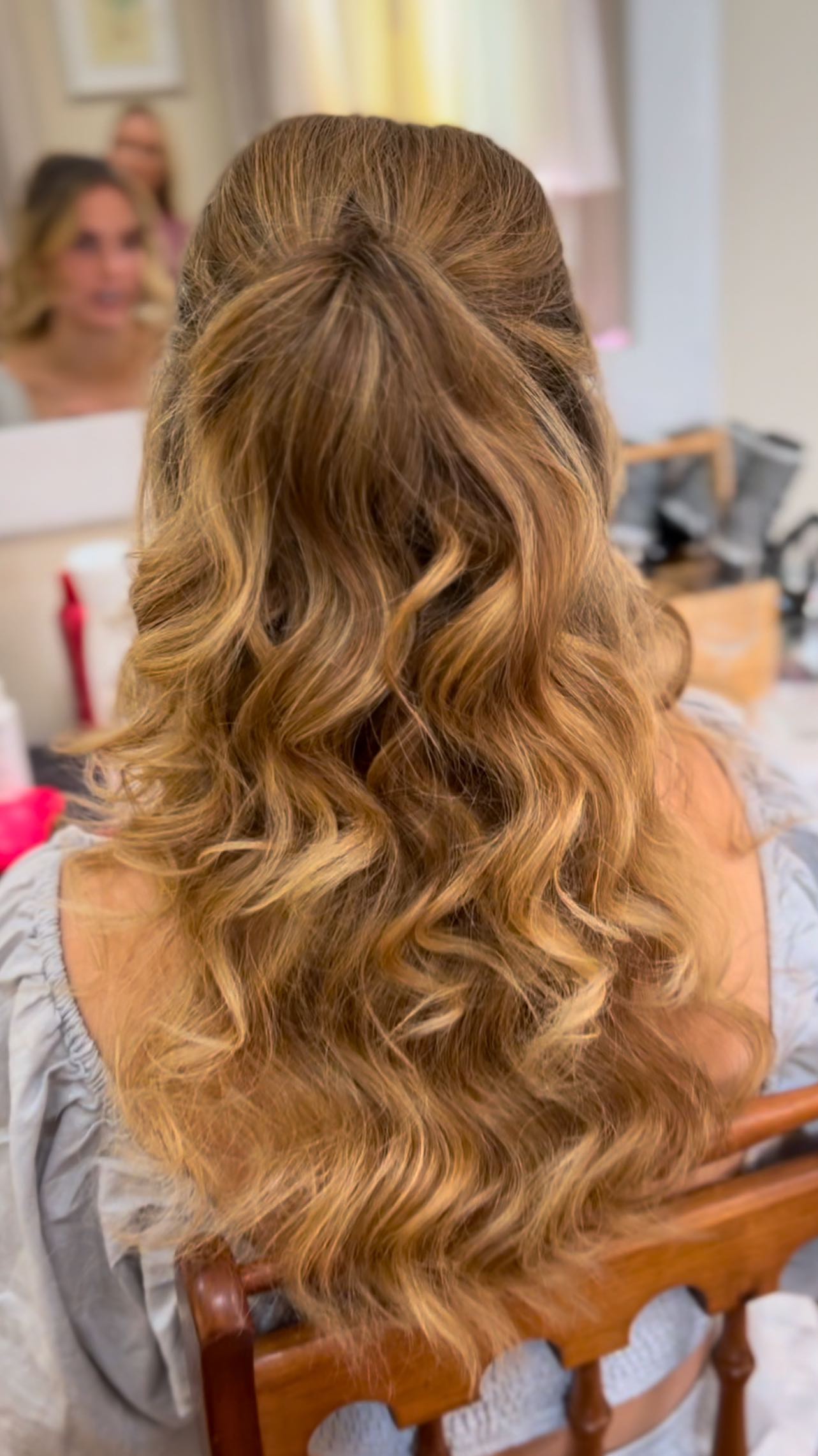 Beautiful Swoonworthy Bride Emily.
Create the Perfect Brides soft waved down style in 4 Simple Steps:
1. Prep– Start with clean, dry hair and apply a heat protectant.
2. Section– Divide hair into manageable sections for even curls.
3. Curl– Use a curling iron to curl each section, holding for 5-10 seconds.
4. Finish– Gently run your fingers through curls, then set with hairspray for long-lasting hold.
#bride #hair #bridestyle #southafrica #capetown #wedding #stellenbosch #bridalmakeup #capetownwedding #fyp #makeup #makeupartist #elopment #weddingphotography #destinationwedding #bridemakeup