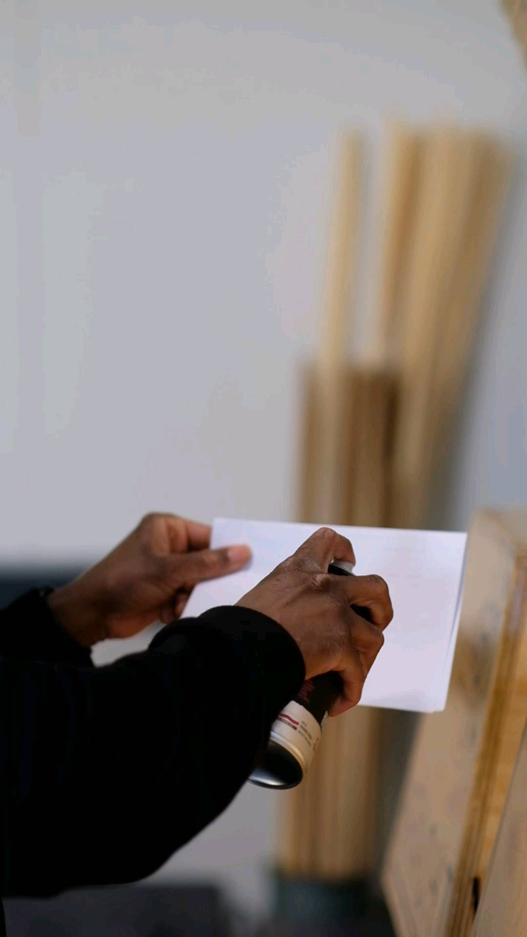 The members of Kracht are the heartbeat that keeps us moving forward. Watch as @laser314 leaves a reminder of that on our walls. We are grateful for each and every one of our members who make this gym a community!
#KrachtFamily #KrachtAmsterdam #youareourheartbeat #Community