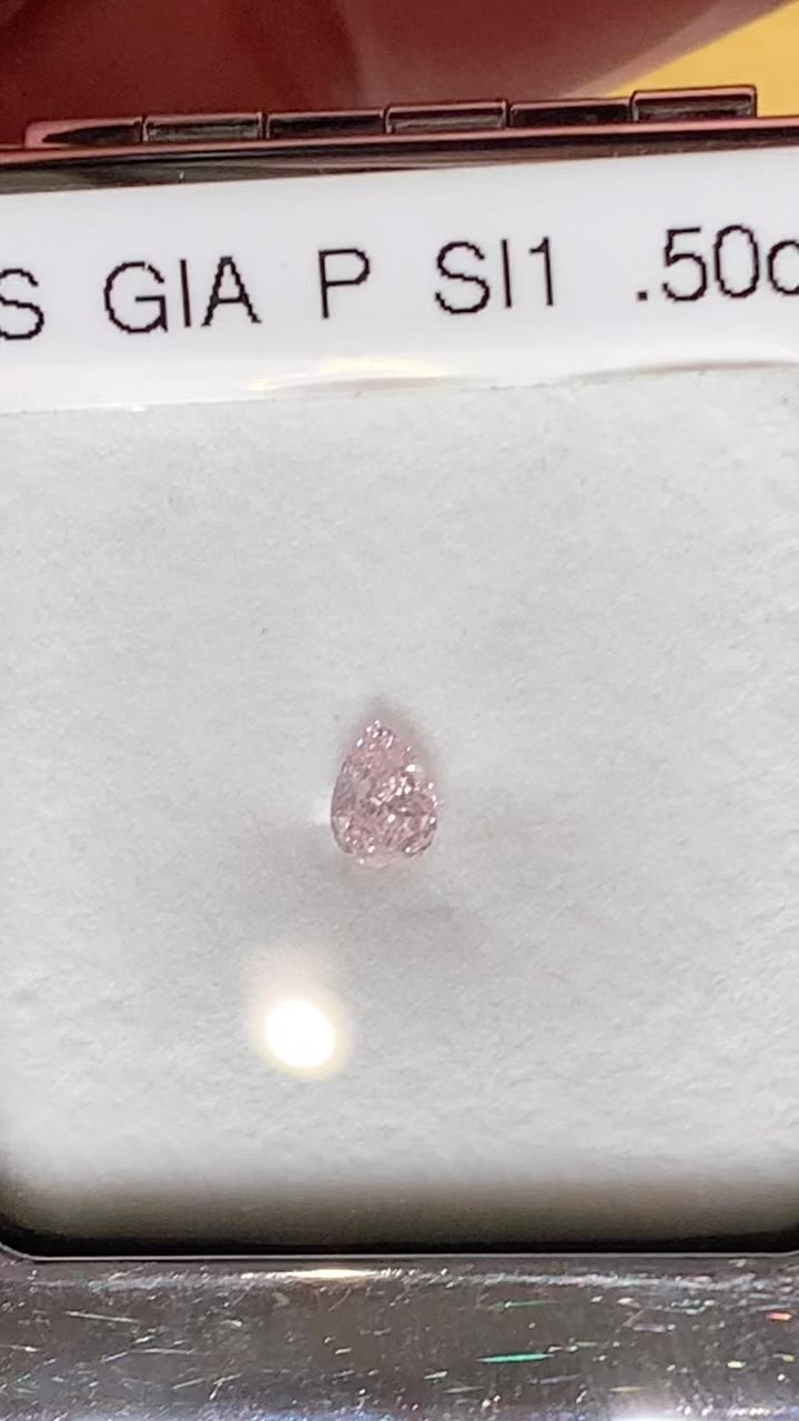 Day 21 of our Advent Calendar brings us the most magical and extremely rare gem - a 0.50ct natural fancy pink pear shape diamond.
This lovely soft blush of pink works well with rose gold and white diamonds.
You need to have extremely deep pockets to buy pink diamonds that have no other secondary colours displayed.
DM or call us on 0141 248 3037 to get pricing.
#mundieandson #fancypink #gia #pearshapediamond #raregems