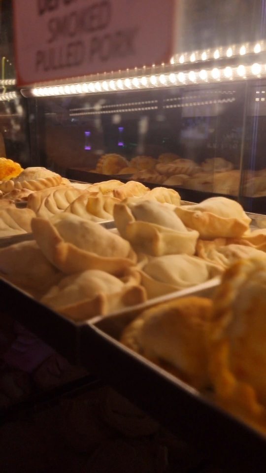 Chega ao fim o mês de fevereiro. 🎊🎉
Mês que foi regado de muita alegria, festa, animação, encontros com amigos e clientes queridos, carinho e empanada!
Por aqui, já estamos com saudades e realizados.
Foi bem irado!
Obrigada pela confiança de sempre @agenciainhaus. 🧡
O que será que vem para os próximos meses?
O que a gente já sabe é que não pode faltar alegria e MUITA empanada. 🥟
Partiuuu?
#empanadasartesanais