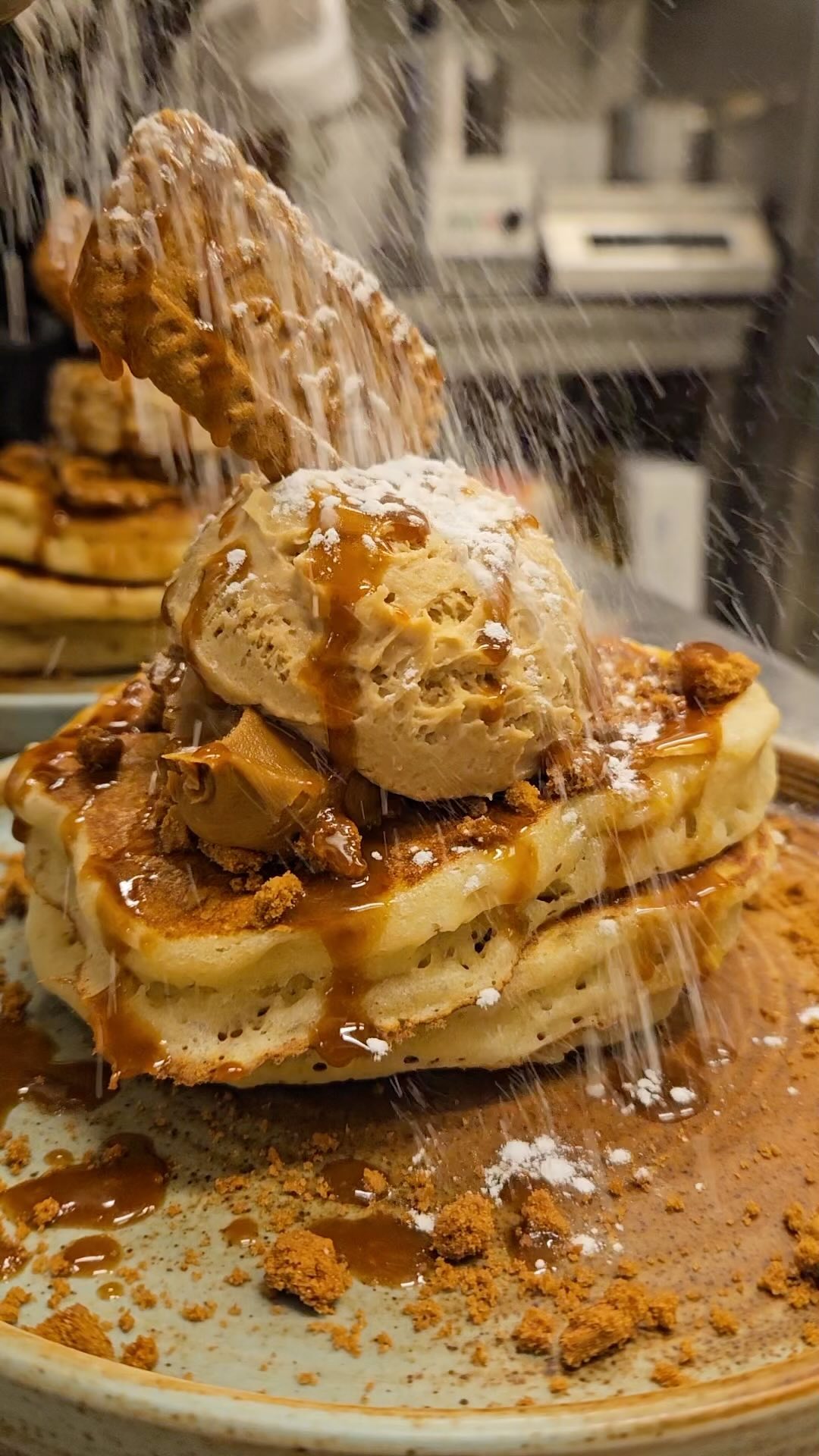 BISCOFF PANCAKES!! Are you a #biscoff fan?? ☀️Look no further and try out our amazing Biscoff pancakes! Deliciously fluffy pancakes🥞 with all the delicious Biscoff goodness you can think of; Biscoff cheesecake fluff, Biscoff crumbs and Biscoff caramel sauce😮💨. Try it now and get ready to be transported to Biscoff heaven! Only available this month! ✌️