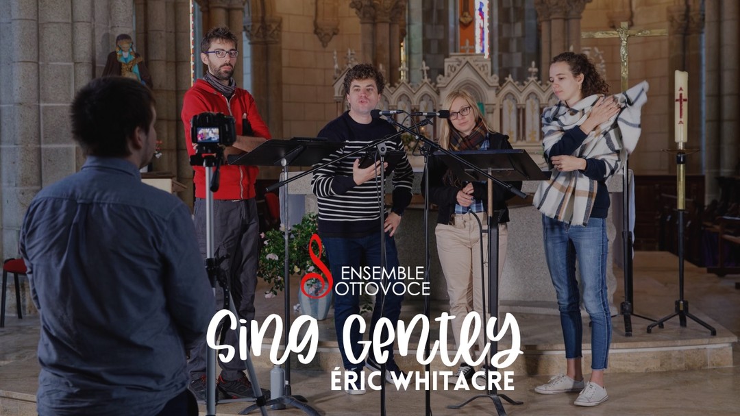 Sing gently - Eric Whitacre
♬ À propos de la pièce Sing gently :
Sing gently est une chanson écrite par le compositeur Eric Whitacre pour célébrer le dixième anniversaire du Virtual Choir. Cette pièce est écrite début 2020, alors que le monde traverse une crise sanitaire entraînant des confinements dans une majeure partie du monde. Le premier enregistrement de cette pièce réunit 17 572 chanteurs issus de 129 pays.
🇺🇸 À propos du compositeur, Eric Whitacre :
Eric Whitacre est un compositeur et orchestrateur américain né en 1970. Passionné par le chœur et par la voix, il initie en 2006 le Virtual Choir, initiative visant à assembler les interprétations de plusieurs milliers de chanteurs à travers le monde pour un rendu unique. Extrêmement accessible et pédagogique, sa musique rencontre un certain succès à partir des années 2000, et certaines de ses pièces pour chœurs sont devenues particulièrement populaires au sein des ensembles vocaux et connaissent un succès croissant à travers le monde.
🎙️ À propos de l'Ensemble Sottovoce :
L'Ensemble Sottovoce est un quatuor vocal, créé en 2011 en Bretagne par d'anciens élèves du Conservatoire de Lorient et de l'Académie de musique sacrée de Sainte-Anne-d'Auray.
L'Ensemble Sottovoce est ici composé de :
Angéline Johnston : soprano
Hélène Landais : soprano
Tristan Fourault : ténor
Adrien Bâty : baryton-basse
Théodore Lambert : piano
Nicolas Haezebaert : Ingénieur du son
Raphael Reales : Captation vidéo
Francis Payol : Photographe
Enregistrement réalisé à Pont-Scorff, en l'Église du Sacré-Cœur, France, le samedi 22 octobre 2022.
🎶 Paroles/Lyrics :
May we sing together, always.
May our voice be soft.
May our singing be music for others
and may it keep others aloft.
Sing gently, always.
Sing gently as one.
May we stand together, always.
May our voice be strong.
May we hear the singing and
May we always sing along.
Sing gently, always.
Sing gently as one.
© Ensemble Sottovoce, décembre 2024 - Tous droits réservés.