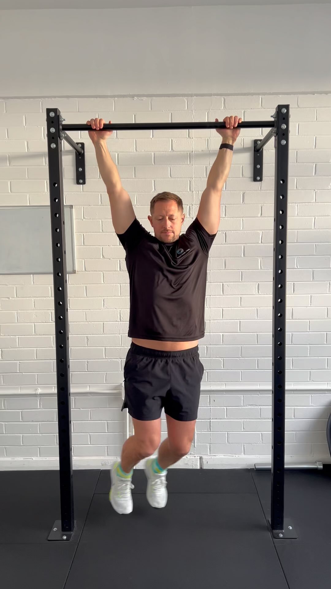 Hanging around 🙌
The dead hang and these variations can be an effective way to:
✅ decompress back
✅ strengthen shoulders
✅ strengthen grip
✅ feel good 😊
We have added in variations introducing rotation and side bending.
We added some regressions using a band or bench (slower and faster movements) to build up to full dead hang (and even single arm)😳
Thanks @joshmac56