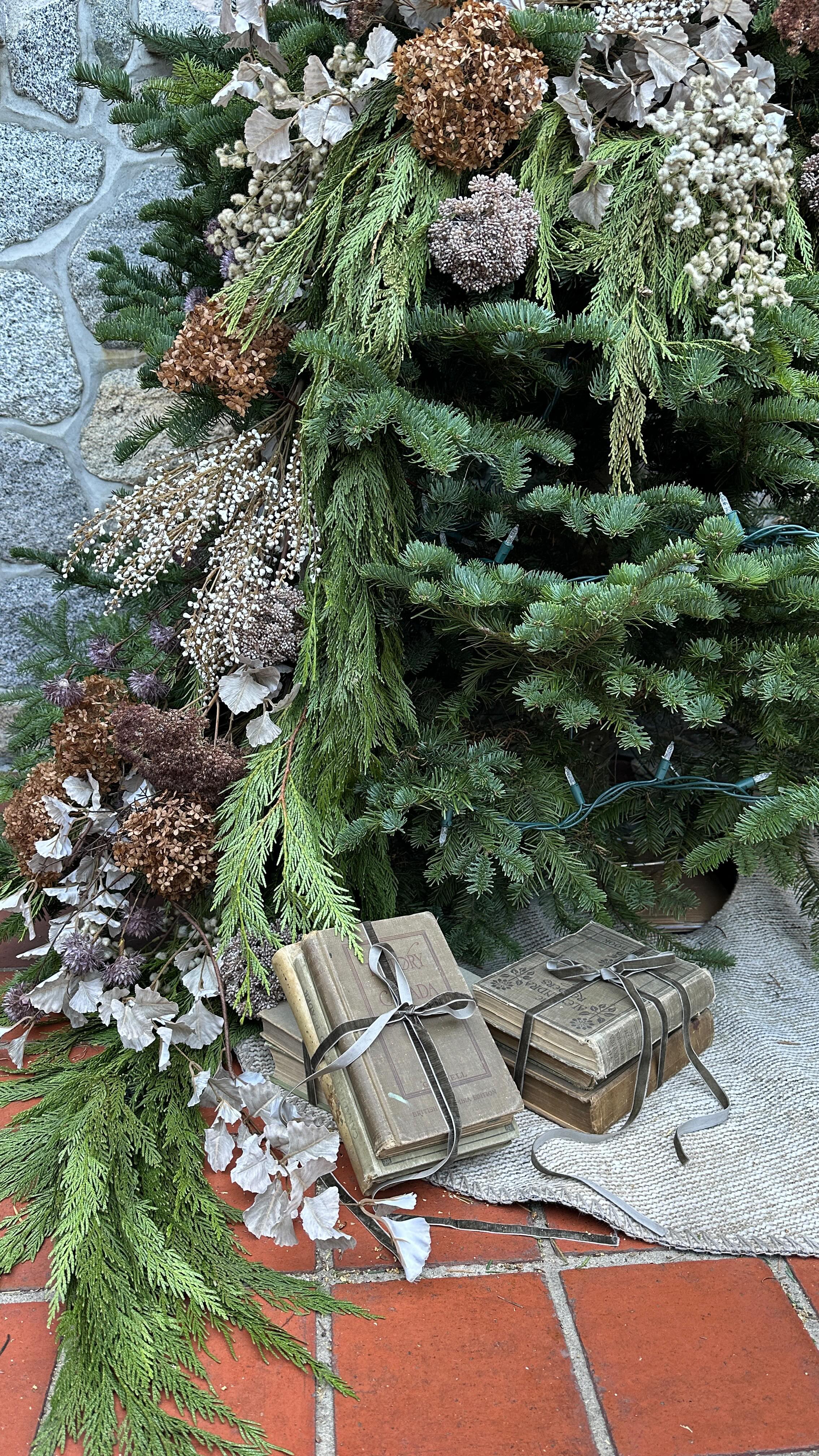 The play by play of how we put together our Christmas tree for Homes for the Holidays using a cascading garland of florals. We were so thrilled with the final product!
We topped the tree with a vintage mirror frame from Europe, and wrapped the base with a vintage rug tree skirt.
Florals were sourced at @yakashirofarm and @thestylewell
Ribbon from @camiliasupply
Cedar garland from @gardenworkscanada
Books from @stepback_ca
#homesfortheholidaysvan #homesfortheholidaysvancouver #holidays2023 #holidaysvancouver #vancity #vancouver #yvr
@takeahikefdn @homesfortheholidaysvan