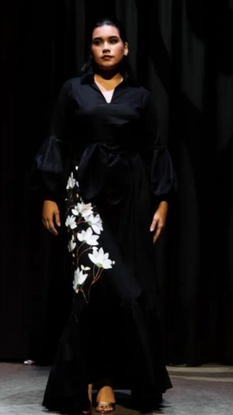 Transformar una idea en una obra de arte es un viaje lleno de dedicación y creatividad. Aquí te mostramos un vistazo detrás de escenas del proceso de creación del vestido lucido por @scarlettsanchezzz en el KYU Boutique Fashion Show. 🌟✨
Desde la selección del lino hasta la pintura a mano de cada flor, cada detalle es cuidadosamente trabajado para crear una pieza única.
Modelo: @scarlettsanchezzz
Colección: Flor de Lino
---
Turning an idea into a work of art is a journey full of dedication and creativity. Here’s a behind-the-scenes look at the creation process of the dress worn by @scarlettsanchezzz at the KYU Boutique Fashion Show. 🌟✨
From selecting the linen to hand-painting each flower, every detail is carefully crafted to create a unique piece.
Model: @scarlettsanchezzz
Collection: Flor de Lino
#EveValverde #FlorDeLino #SustainableFashion #Couture #FashionShow #FashionDesigner #CostaRicaFashion #KYUBoutique #FashionInspiration #FashionArt #Elegance #HandmadeFashion #FashionLovers