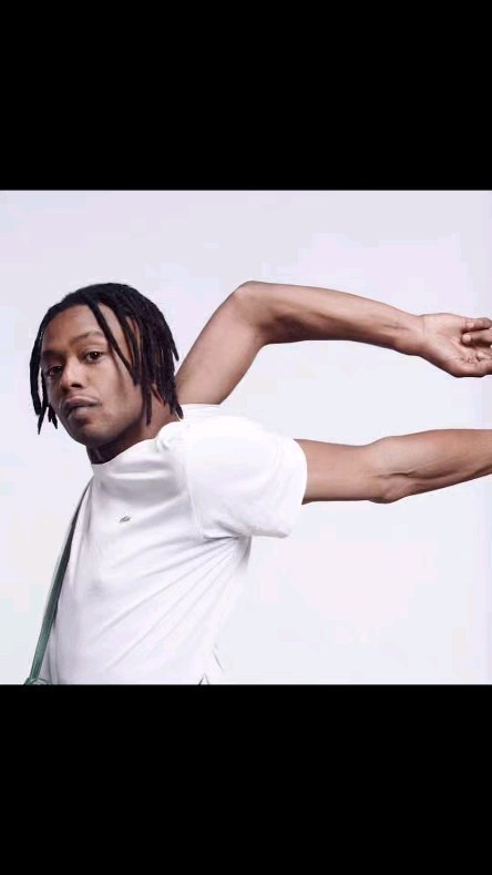 Michael Koy, alias Meezy KOYZBEATZ, est un danseur professionnel versatile et compositeur. D'origine congolaise et saoudienne, il pratique plusieurs disciplines telles que la danse électro, le hip-hop, la contorsion et le contemporain.
Il commence à s'intéresser sérieusement à la danse à l'âge de 12 ans. Ses premières expériences professionnelles incluent des collaborations avec Disney Channel et divers spectacles en Île-de-France. Par la suite, son parcours s'enrichit avec plusieurs projets pour France Ô, Nike, Asics, Puma, et bien d'autres.
Il a également dansé pour différentes compagnies, explorant divers styles : Fusion Hip-Hop et Bollywood avec la compagnie Haan India, ainsi qu'avec la Bamboo Compagnie actuellement. Il remporte le titre de champion du monde d’électro avec son groupe de danse, Rythmik Crew, lors du battle LRC.
Toujours ouvert à des projets originaux et avant-gardistes, Michael parcourt diverses expériences professionnelles pour élargir ses connaissances et partager sa passion.
Dans le domaine musical, il est le compositeur de la chanson "Madame" de Zola, présente sur le dernier album intitulé "Survie", ainsi que de la musique "Night Suck" de Da$h, rappeur ayant collaboré avec Asap Rocky et Playboi Carti.
Partant de la danse, son rythme effréné se retrouve dans ses compositions, incitant à une énergie inépuisable. Danseur professionnel, mannequin, et aujourd'hui compositeur, il crée des concepts à la fois transcendants, sombres et avant-gardistes. Ses influences incluent Timbaland, Prince, Oxmo Puccino, Eazy-E, Aphex Twin, BRODINSKI et Die Antwoord.
Pour suivre cet artiste c'est par ici @meezykoy
Professionnel du spectacle, vous souhaitez contacter cet artiste ? Rdv sur notre site / Lien en bio
#danseur #danse #hiphop #compositeur #beatmaker #musique #ohlartiste