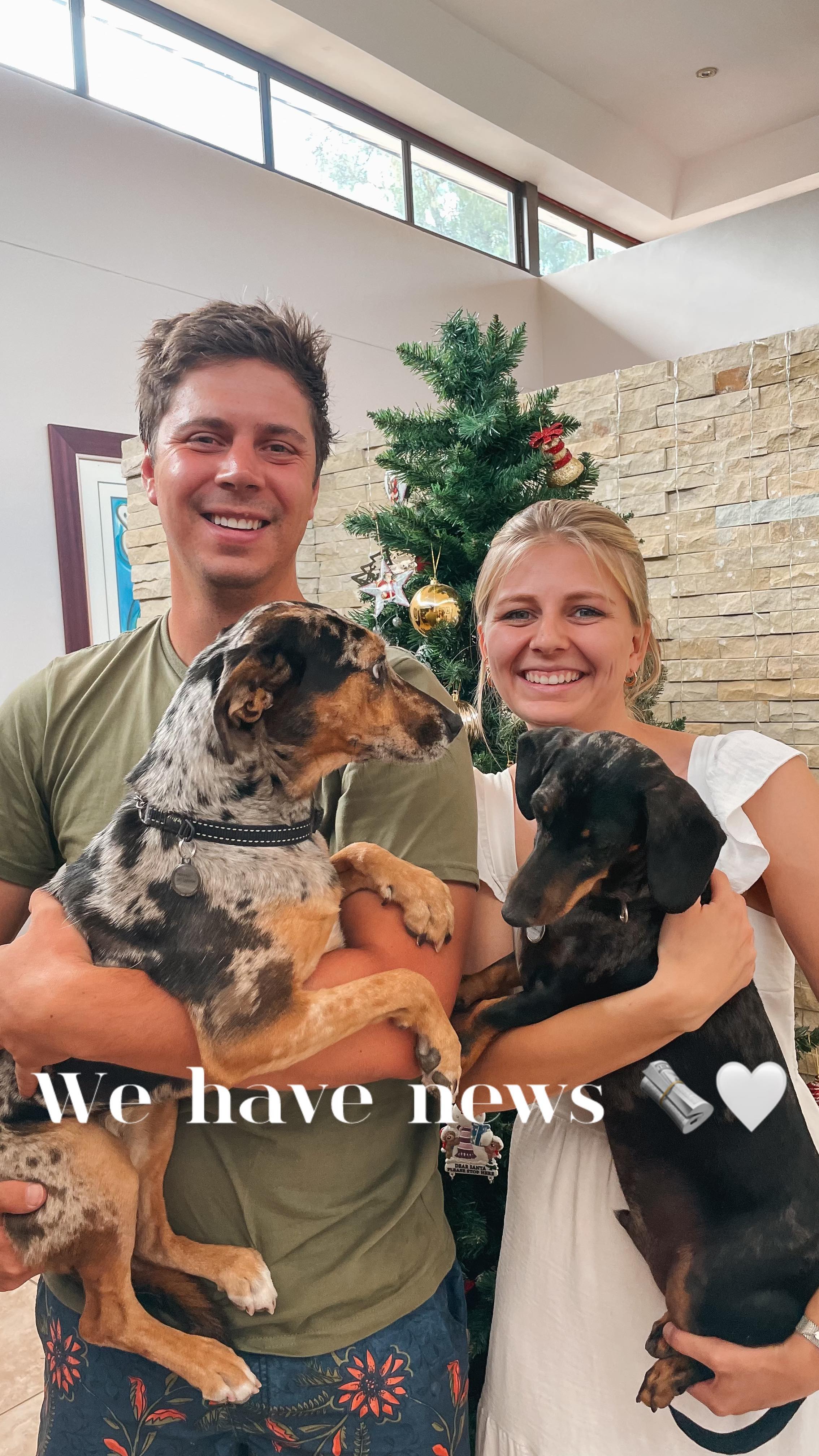 Wir haben Neuigkeiten 🤍 wir sind neuerdings nicht mehr zu viert 😅
Ich habe sie vor einigen Wochen in meiner Story gepostet und gehofft das sie in eine ganz tolle Familie kommt. Leider wurde sie aber bisher noch nicht adoptiert und als sie vor zwei Wochen wieder vom Tierheim gepostet wurde, konnten Martin und ich nicht anders als dort hin zu fahren und sie einmal persönlich kennenzulernen 🫶🏻
Willkommen in der Familie Olive-Grace 🫒🫶🏻
🇬🇧 We have news 🤍 it’s not just the four of us anymore 😅
I posted her a while ago in my story, hoping a nice family would adopt her but unfortunately no one did. Two weeks ago the SPCA posted her again and Martin and I just had to go and meet her.
Welcome to the family Olive-Grace 🫒🫶🏻
#adoptdontshop #namibia #movingabroad #adoptadog