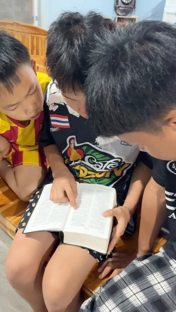 Our three oldest girls teach scripture memory verses before supper and then we have worship in the chapel once the meal is cleaned up. The kids are getting faster at finding the verses we’re reading and it’s fun when you catch several of them leaned over one Bible ♥️
