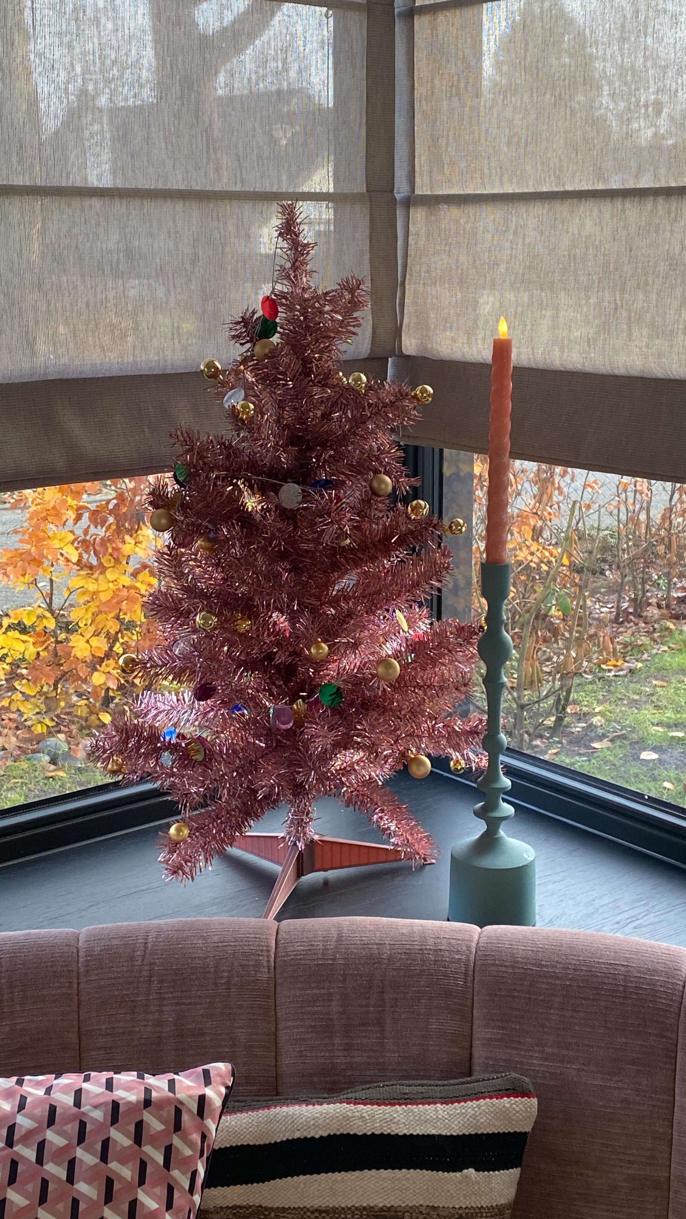 Cozy vibes! 🎄🤩😍
.
.
.
#interieurinspiratie #christmas #kerstboom #kerstboomversieren #woonkamertour #interiordesign #interieur #interior #interieuraddict #interieurstyling #kerstsfeer #cozyvibes #happyhome #woonkamerinspiratie #keukeninspiratie #inrichting #kleurrijkwonen #kleurrijkinterieur #interieuradviseur #christmasvibes #xmas #kerstinhuis #livingroom #livingroomdecor #eettafel #maatbank #erker