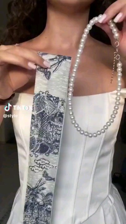 🦪 Un Mini Foulard Un Collier de perles 🦪
et le tour est joué pour un accessoire original, pour flatter votre cou
⁉️ VOUS EN PENSEZ QUOI ⁉️
J'ai trouvé cette vidéo sur @pinterest et je ne pouvais pas passer à côté du partage, je trouve cette assemblage très jolie et idéal pour les soirées 🥰
#Inspiration #CollierDePerles #MiniFoulard