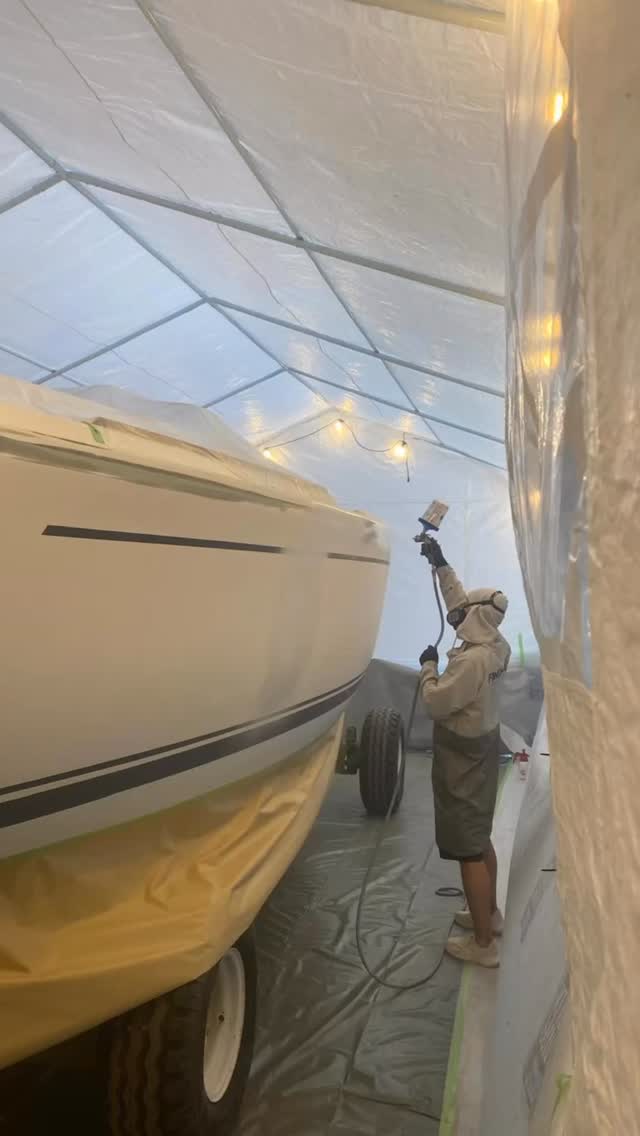 Lackierung
Eigentlich erstmal die Grundierung. Nahezu hermetisch abgeriegelt in unserem mobilen Lackierzelt. Sogar inklusive mobiler Absaugeinrichtung. Damit das Ergebnis perfekt wird! 🤩
Matti gibt alles 👨🎨
Die Zutaten stammen von BRAUNE Lackbedarf; vielen Dank dafür.
www.yspm.de
#Lackierung #bootslackierung #boot #yacht #yachtservice #brauneautolackierbedarf #brauneautolackierbedarfgmbh #bootsbau #usedom #peenemünde #service #lack #grundierung #perfekt