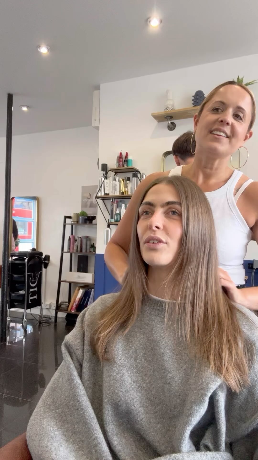 Huge Transformation 😍 long locks to a sleek Bob! So many people braving the big chop recently. Ready for a change?
By @amysultanhair
@cwd_hairdesign
@creativeheadmag
@behindthechair_com