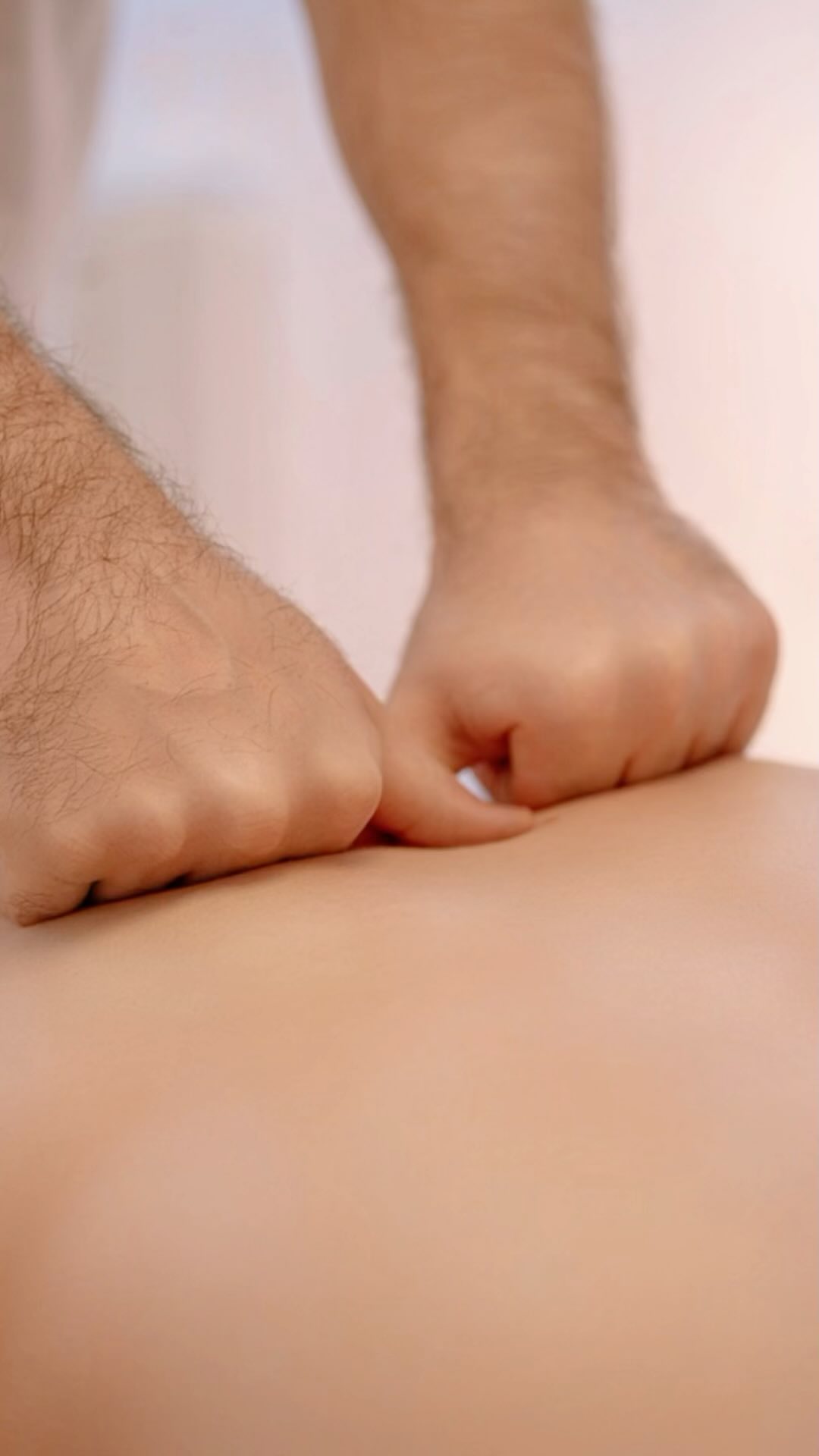 🌿 Bonjour! Aujourd’hui, je veux partager avec vous quelques techniques de premier ordre qui vous aideront à soulager les douleurs dorsales et à vous sentir mieux ! 🌟
1️⃣ Massage profond des muscles du dos: Cette méthode aide à détendre et à réchauffer les muscles tendus, améliorant la circulation sanguine et réduisant les sensations douloureuses.
2️⃣ Étirement et relaxation: La combinaison d’étirements avec un massage favorise l’augmentation de la mobilité des articulations et la réduction de la pression sur le dos.
3️⃣ Accent sur les zones de massage ponctuelles: Des efforts ciblés sur les points clés du dos peuvent aider à soulager même les douleurs les plus intenses.
4️⃣ Utilisation de pierres chaudes: La thermothérapie aide à détendre les muscles et à améliorer la circulation sanguine, aidant à soulager les sensations douloureuses.
5️⃣ Rouleau de massage: L’auto-massage avec un rouleau spécifique peut aider à lisser les zones tendues et à améliorer la souplesse.
N’oubliez pas que des séances régulières de massage peuvent être un excellent outil pour maintenir la santé de votre dos. 💆♂️💆♀️
Si vous avez vos propres méthodes préférées pour soulager les douleurs dorsales, partagez-les dans les commentaires!
#massage #massagetherapist #relaxation #massagefribourg #fribourgregion #selfcare #fribourgeois #massageswitzerland #alexmodvala