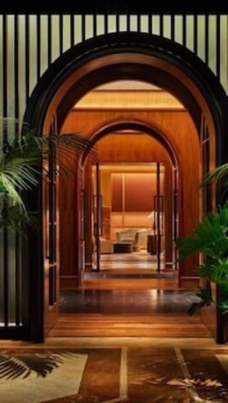 Such a fun time with @natalieanne121 & @daisydestiny_ at @elwoodclub CHEERS 🥂❤️ | 🎥: @queenpheena
#runwayfashion #fashionstyle #styleblogger