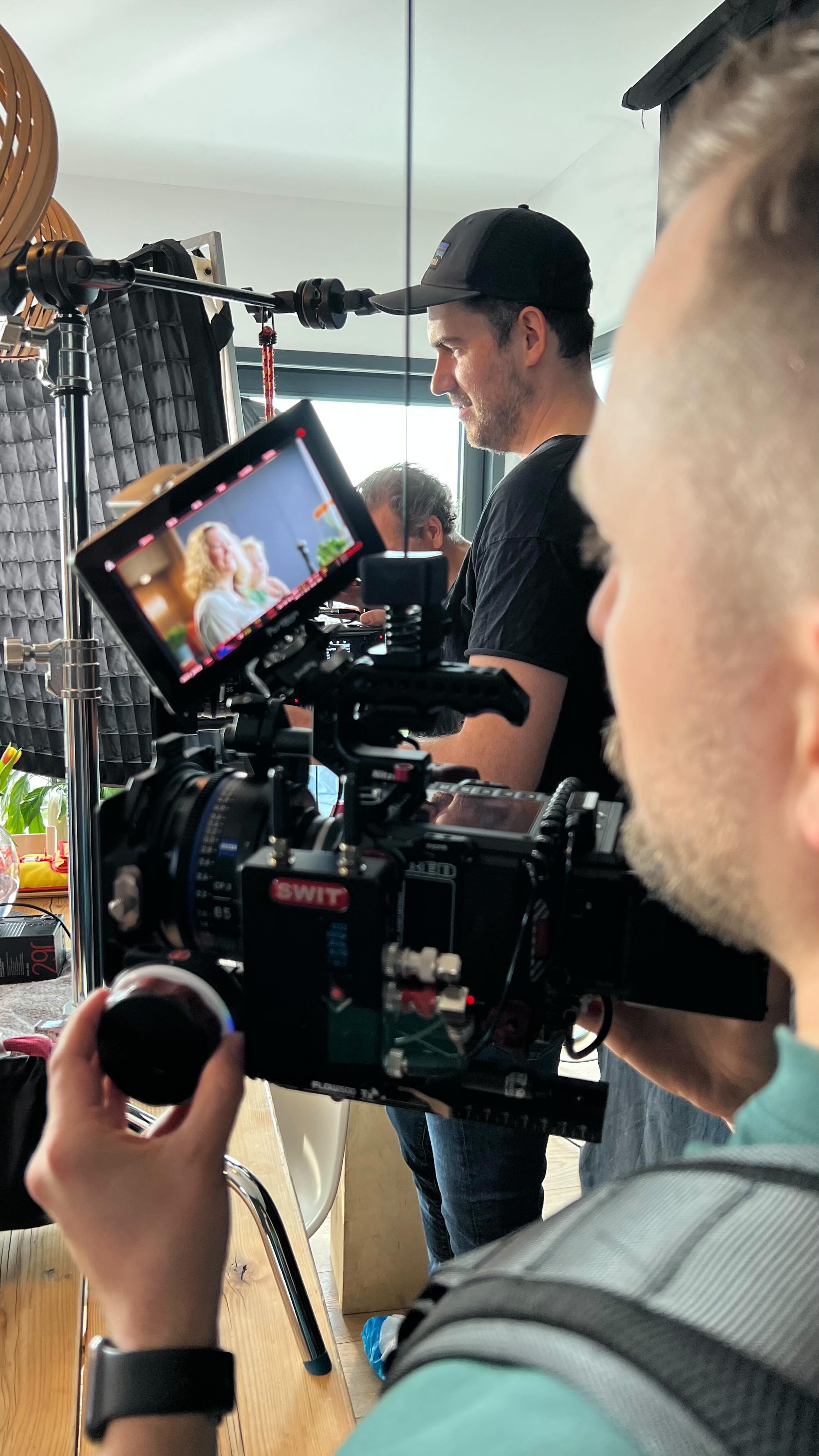 We produced a branded documentary for Elmex celebrating their 60y anniversary. Three days of shooting in Basel and Frankfurt with DOP @seanlovelace_dp and @niko.sprl. Here are some very short impressions 🙌
#filmproduction #documentary #elmex #shooting #postproduction #video