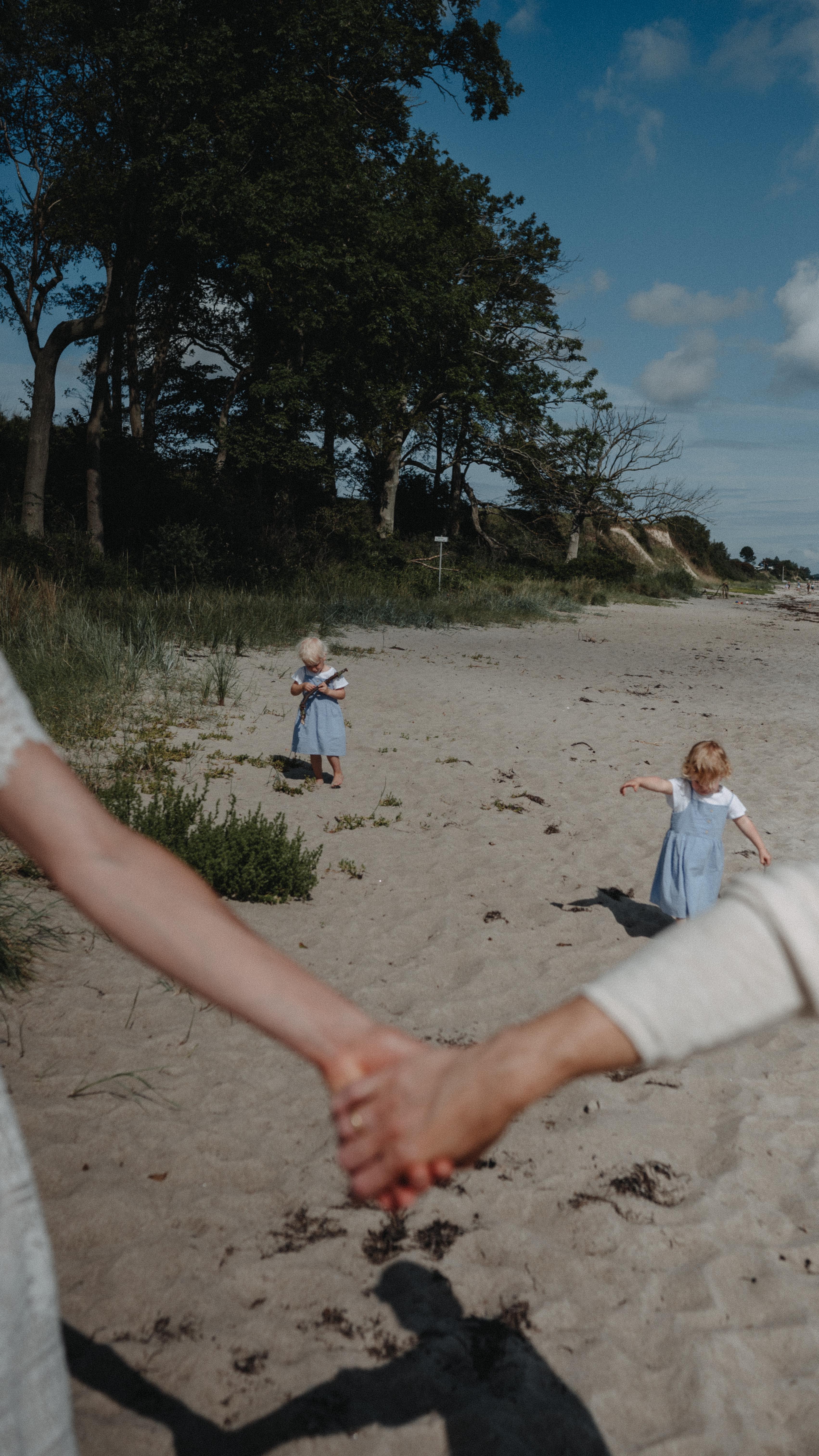 Momente einfangen, die das Herz berühren – Familienshootings sind für mich mehr als nur Bilder. Ich möchte die kostbaren Gefühle festhalten und Erinnerungen schaffen, die man spüren kann. Lasst uns unseren Kindern diese emotionalen Schätze schenken, denn das Leben schreibt seine eigenen Geschichten, manchmal überraschend und unvorhersehbar.
Irgendwann werden diese Bilder vielleicht das wertvollste sein, was sie von ihrer Kindheit und uns besitzen 🤍
Lasst uns gemeinsam die einzigartigen Geschichten eurer Familie einfangen.
#Familienschatz #UnvergesslicheMomente #familienshooting #fotograf #fotografsh