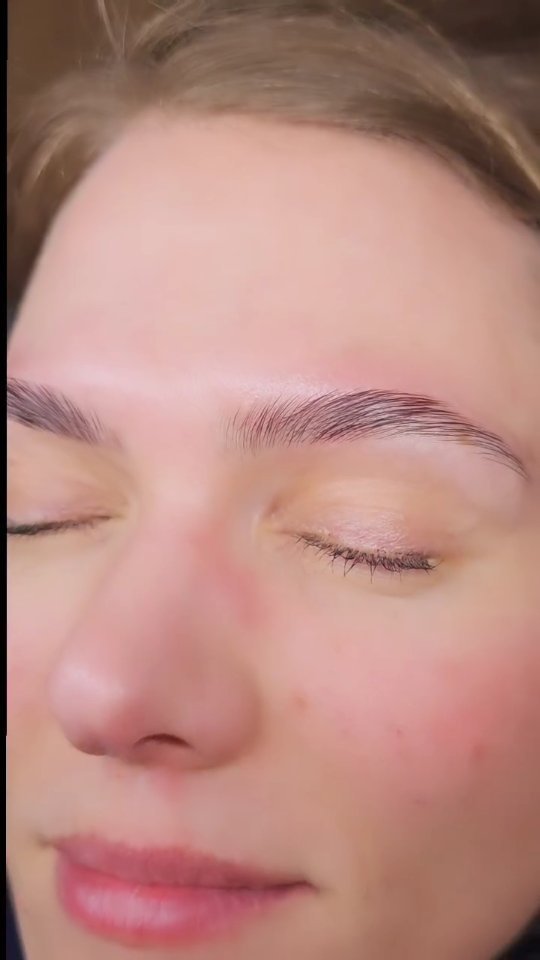 Brow Lift / Lamination... For fuller Brows ⭐
Vores Soft Brow Lift serie er mild mod den sarte hud omkring brynene og brynhårene. Giver det perfekte naturlige løft, og bløde hår.