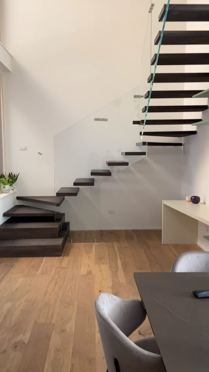 Cattura l'essenza del design contemporaneo con la nostra scala a sbalzo con gradini in legno e ringhiera in vetro. ✨Perfetta per un open space arioso e luminoso, unisce eleganza funzionalità e sicurezza! ✨ #scalainlegno #scalainvetro #scale #interiordesign #madeinitaly #cierrescale #taranto #puglia #madeinpuglia #scaleinterne #wooddesign #stairs #stairsandsteps #stairsdesign
