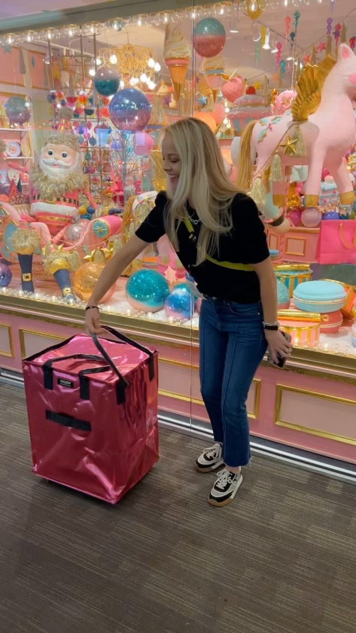 Christmas is around the corner! 🩷🎄We're wishing everyone a beautiful and bright holiday season filled with warmth, style, and a few little luxuries. 🎁 #HulkenBag #ChristmasDecor #InteriorDesign #HolidayReady #EstesDesignGroup #EDG #LuxuryCustomHomes
Shop this Hulken Bag at the link in Bio and use code EDGVIBES for 5% off
Shown here in Size Large, BeautyBlender Hot Pink