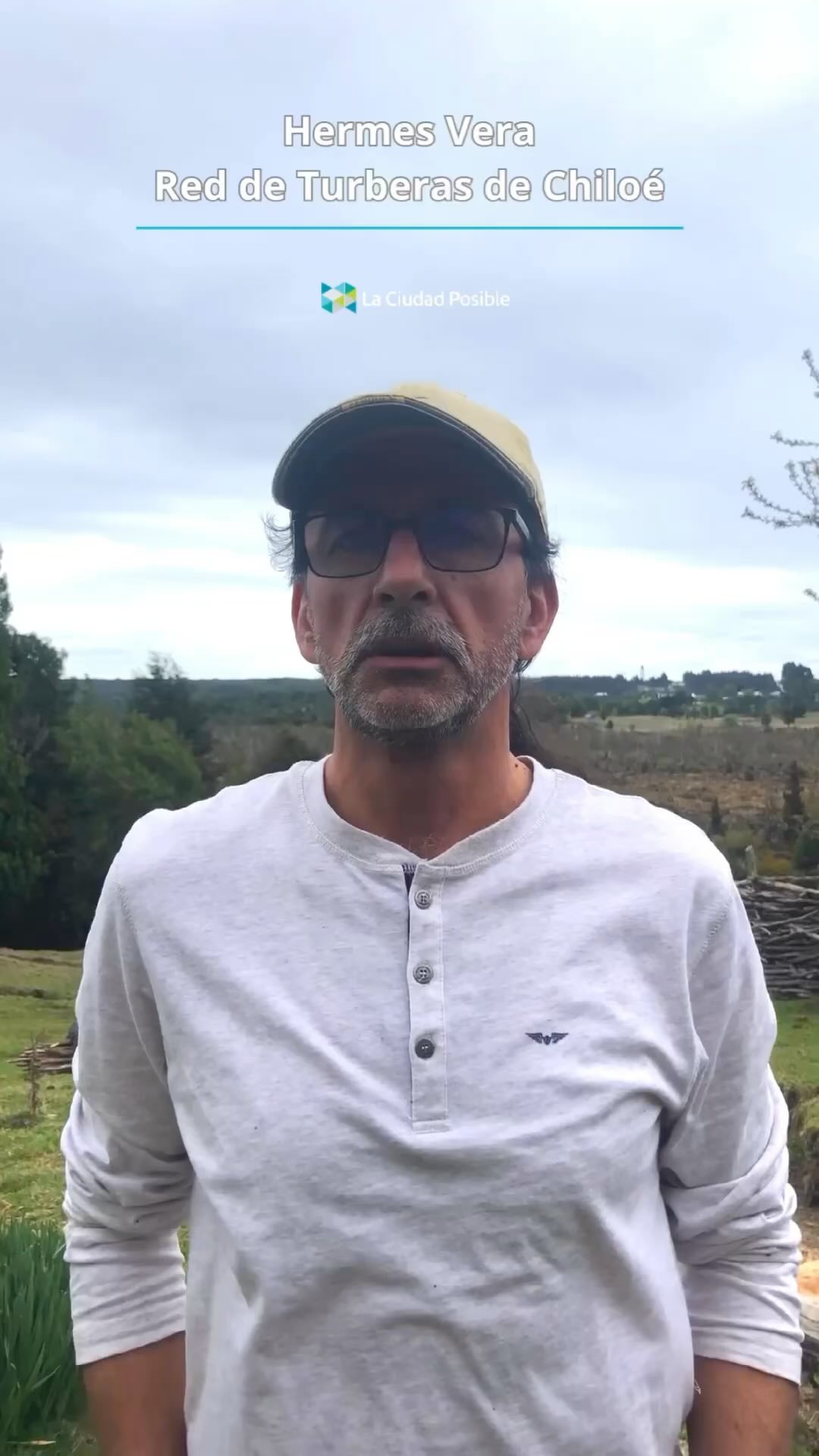 A comienzos de esta semana se conmemoró un nuevo día nacional del medio ambiente y no queríamos dejar pasar la oportunidad para hablar de estos increíbles ecosistemas que son las turberas 👇🌿🌎
Chile, con su belleza natural y diversidad, nos recuerda constantemente la importancia de cuidar y preservar nuestro entorno. Sin embargo, la escasez de agua se ha convertido en una realidad para muchas comunidades a lo largo y ancho del paí. Las sequías prolongadas y la disminución de los recursos hídricos afectan a comunidades enteras, la agricultura y la biodiversidad. 💧🙏
👉 En este contexto, es fundamental hablar sobre un ecosistema que juega un papel crucial en la retención del agua: las turberas. Estos humedales, muchas veces pasados por alto, son auténticos tesoros para la conservación hídrica. Las turberas actúan como esponjas naturales, almacenando agua durante las estaciones húmedas y liberándola lentamente durante las épocas secas. Esto ayuda a mantener los caudales de los ríos, asegurando un suministro constante de agua para nuestras comunidades y ecosistemas.👏
Sin embargo, las turberas se encuentran amenazadas por la degradación y la explotación. Es nuestro deber proteger y restaurar estos ecosistemas vitales. Debemos trabajar juntos para concienciar sobre la importancia de las turberas, promover su conservación y tomar medidas concretas para su preservación.
Desde La Ciudad Posible trabajamos constantemente con la Red de Turberas de Chiloé, la cual se compone de vecinos de estos ecosistemas que buscan conservar estos valiosos humedales para asegurar sus servicios ecosistémicos para las futuras generaciones, como fundación acompañamos a los vecinos, los asesoramos técnicamente e impulsamos a desarrollar una manera efectiva de conservación que vaya acompañado de educación ambiental para todos y todas 💚